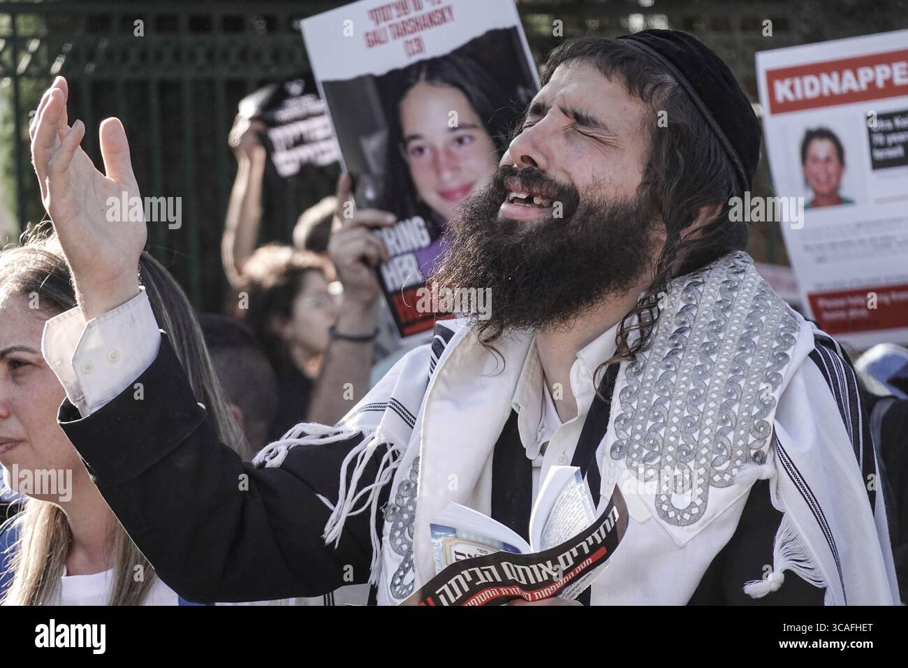 6 novembre 2023, Gerusalemme, Israele: Famiglie di ostaggi e sostenitori israeliani si radunano alla Knesset, il Parlamento israeliano, per il rilascio dei loro cari dalle mani di Hamas nella Striscia di Gaza. Israele è impegnato in una guerra contro Hamas dal 7 ottobre 2023, a seguito di un massiccio fuoco di razzi dalla Striscia di Gaza in Israele, infiltrazione di uomini armati nel territorio israeliano, massacro di 1.400 donne e bambini civili nelle loro case e ostaggio che ha preso in ostaggio più di 240 civili e soldati. (Immagine di credito: © Nir Alon/ZUMA Press Wire) Foto Stock