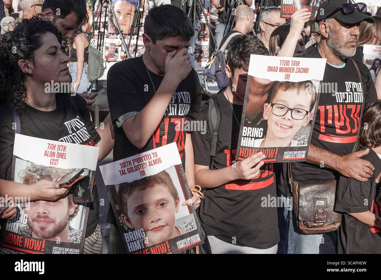 6 novembre 2023, Gerusalemme, Israele: Famiglie di ostaggi e sostenitori israeliani si radunano alla Knesset, il Parlamento israeliano, per il rilascio dei loro cari dalle mani di Hamas nella Striscia di Gaza. Israele è impegnato in una guerra contro Hamas dal 7 ottobre 2023, a seguito di un massiccio fuoco di razzi dalla Striscia di Gaza in Israele, infiltrazione di uomini armati nel territorio israeliano, massacro di 1.400 donne e bambini civili nelle loro case e ostaggio che ha preso in ostaggio più di 240 civili e soldati. (Immagine di credito: © Nir Alon/ZUMA Press Wire) Foto Stock