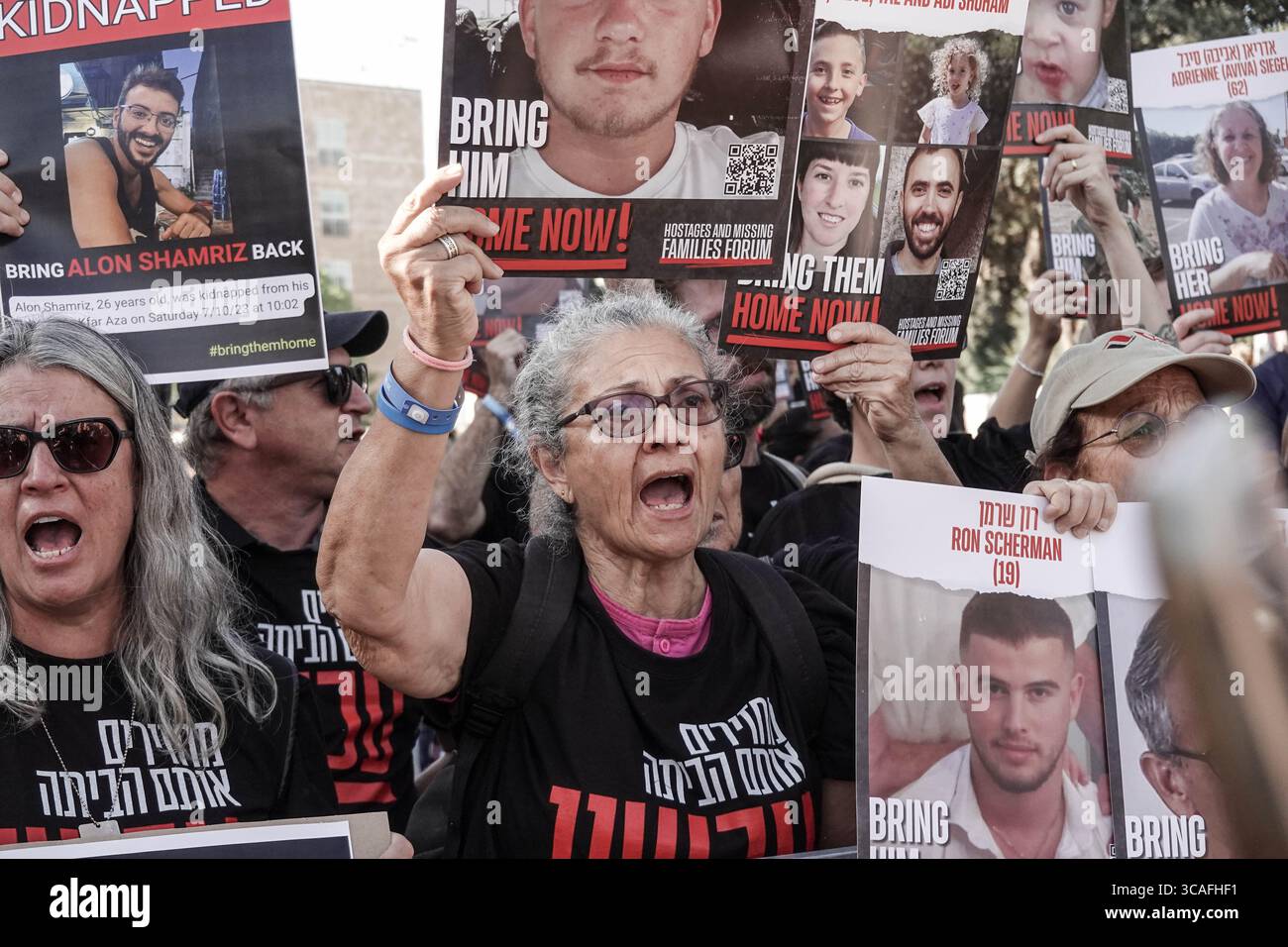 6 novembre 2023, Gerusalemme, Israele: Famiglie di ostaggi e sostenitori israeliani si radunano alla Knesset, il Parlamento israeliano, per il rilascio dei loro cari dalle mani di Hamas nella Striscia di Gaza. Israele è impegnato in una guerra contro Hamas dal 7 ottobre 2023, a seguito di un massiccio fuoco di razzi dalla Striscia di Gaza in Israele, infiltrazione di uomini armati nel territorio israeliano, massacro di 1.400 donne e bambini civili nelle loro case e ostaggio che ha preso in ostaggio più di 240 civili e soldati. (Immagine di credito: © Nir Alon/ZUMA Press Wire) Foto Stock
