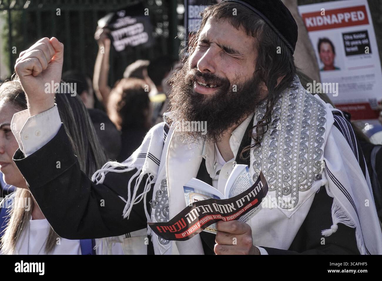 6 novembre 2023, Gerusalemme, Israele: Famiglie di ostaggi e sostenitori israeliani si radunano alla Knesset, il Parlamento israeliano, per il rilascio dei loro cari dalle mani di Hamas nella Striscia di Gaza. Israele è stato impegnato in una guerra contro Hamas a seguito di un massiccio fuoco di razzi dalla Striscia di Gaza in Israele, infiltrazione di uomini armati nel territorio israeliano, massacro di 1.400 donne e bambini civili nelle loro case e presa in ostaggio di oltre 240 civili e soldati. (Immagine di credito: © Nir Alon/ZUMA Press Wire) Foto Stock