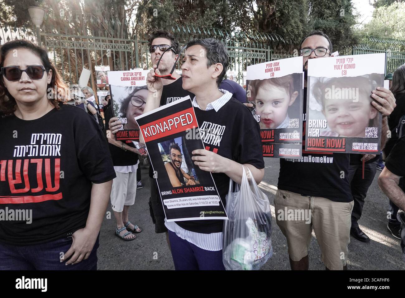 6 novembre 2023, Gerusalemme, Israele: Famiglie di ostaggi e sostenitori israeliani si radunano alla Knesset, il Parlamento israeliano, per il rilascio dei loro cari dalle mani di Hamas nella Striscia di Gaza. Israele è impegnato in una guerra contro Hamas dal 7 ottobre 2023, a seguito di un massiccio fuoco di razzi dalla Striscia di Gaza in Israele, infiltrazione di uomini armati nel territorio israeliano, massacro di 1.400 donne e bambini civili nelle loro case e ostaggio che ha preso in ostaggio più di 240 civili e soldati. (Immagine di credito: © Nir Alon/ZUMA Press Wire) Foto Stock