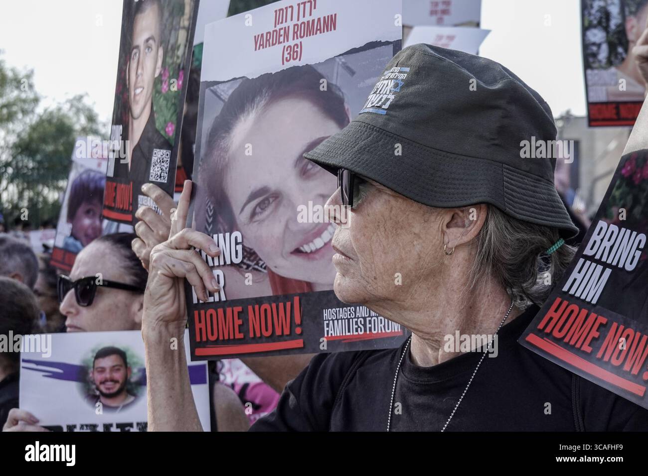 6 novembre 2023, Gerusalemme, Israele: Famiglie di ostaggi e sostenitori israeliani si radunano alla Knesset, il Parlamento israeliano, per il rilascio dei loro cari dalle mani di Hamas nella Striscia di Gaza. Israele è impegnato in una guerra contro Hamas dal 7 ottobre 2023, a seguito di un massiccio fuoco di razzi dalla Striscia di Gaza in Israele, infiltrazione di uomini armati nel territorio israeliano, massacro di 1.400 donne e bambini civili nelle loro case e ostaggio che ha preso in ostaggio più di 240 civili e soldati. (Immagine di credito: © Nir Alon/ZUMA Press Wire) Foto Stock