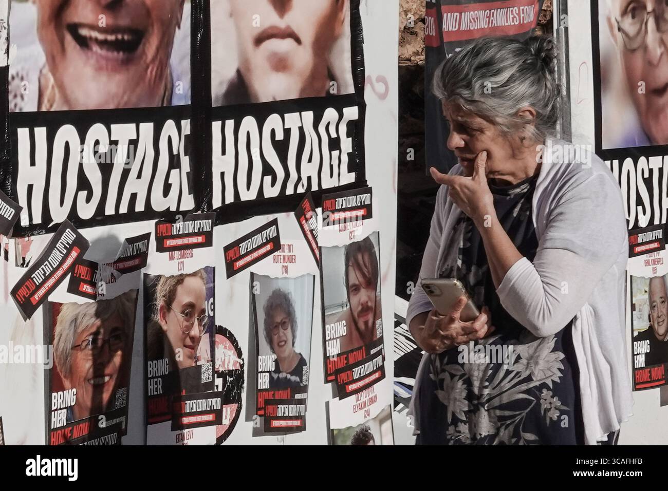 6 novembre 2023, Gerusalemme, Israele: Famiglie di ostaggi e sostenitori israeliani si radunano alla Knesset, il Parlamento israeliano, per il rilascio dei loro cari dalle mani di Hamas nella Striscia di Gaza. Israele è impegnato in una guerra contro Hamas dal 7 ottobre 2023, a seguito di un massiccio fuoco di razzi dalla Striscia di Gaza in Israele, infiltrazione di uomini armati nel territorio israeliano, massacro di 1.400 donne e bambini civili nelle loro case e ostaggio che ha preso in ostaggio più di 240 civili e soldati. (Immagine di credito: © Nir Alon/ZUMA Press Wire) Foto Stock