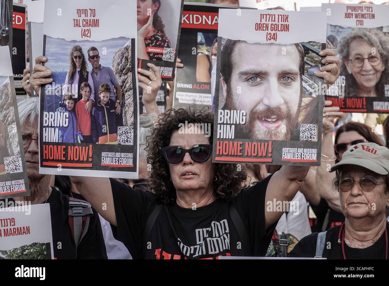 6 novembre 2023, Gerusalemme, Israele: Famiglie di ostaggi e sostenitori israeliani si radunano alla Knesset, il Parlamento israeliano, per il rilascio dei loro cari dalle mani di Hamas nella Striscia di Gaza. Israele è impegnato in una guerra contro Hamas dal 7 ottobre 2023, a seguito di un massiccio fuoco di razzi dalla Striscia di Gaza in Israele, infiltrazione di uomini armati nel territorio israeliano, massacro di 1.400 donne e bambini civili nelle loro case e ostaggio che ha preso in ostaggio più di 240 civili e soldati. (Immagine di credito: © Nir Alon/ZUMA Press Wire) Foto Stock