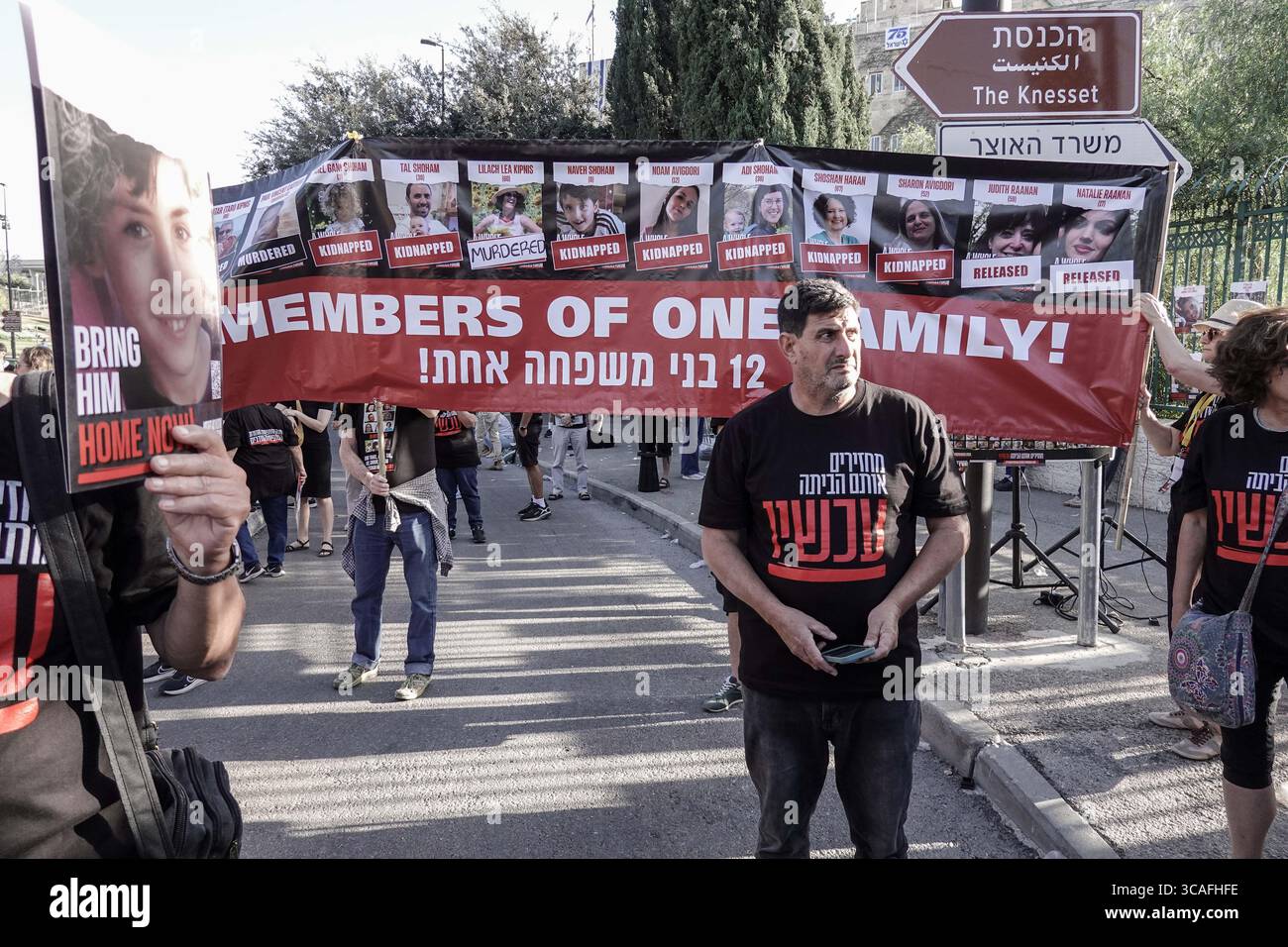 6 novembre 2023, Gerusalemme, Israele: Famiglie di ostaggi e sostenitori israeliani si radunano alla Knesset, il Parlamento israeliano, per il rilascio dei loro cari dalle mani di Hamas nella Striscia di Gaza. Israele è impegnato in una guerra contro Hamas dal 7 ottobre 2023, a seguito di un massiccio fuoco di razzi dalla Striscia di Gaza in Israele, infiltrazione di uomini armati nel territorio israeliano, massacro di 1.400 donne e bambini civili nelle loro case e ostaggio che ha preso in ostaggio più di 240 civili e soldati. (Immagine di credito: © Nir Alon/ZUMA Press Wire) Foto Stock