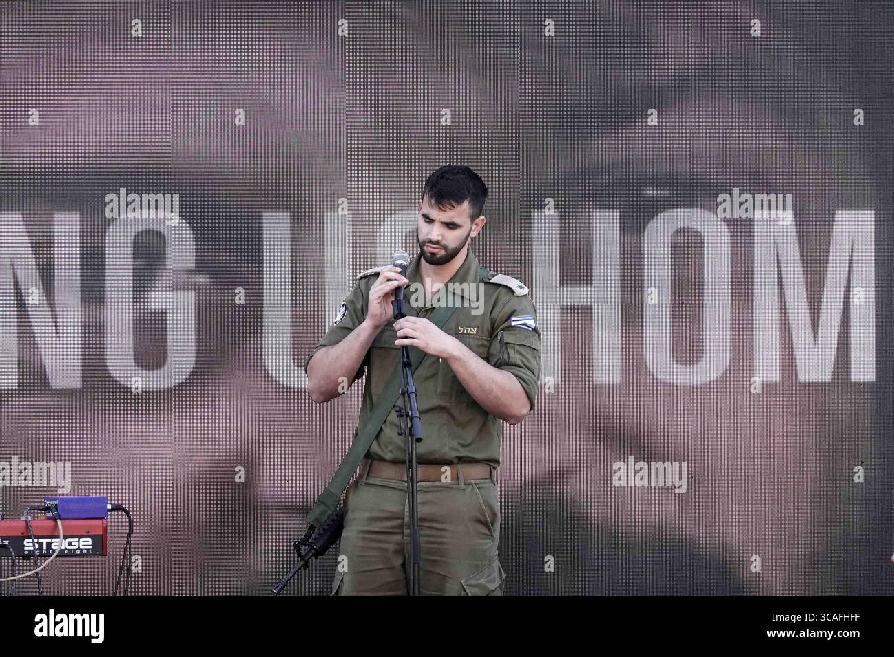 6 novembre 2023, Gerusalemme, Israele: Famiglie di ostaggi e sostenitori israeliani si radunano alla Knesset, il Parlamento israeliano, per il rilascio dei loro cari dalle mani di Hamas nella Striscia di Gaza. Israele è impegnato in una guerra contro Hamas dal 7 ottobre 2023, a seguito di un massiccio fuoco di razzi dalla Striscia di Gaza in Israele, infiltrazione di uomini armati nel territorio israeliano, massacro di 1.400 donne e bambini civili nelle loro case e ostaggio che ha preso in ostaggio più di 240 civili e soldati. (Immagine di credito: © Nir Alon/ZUMA Press Wire) Foto Stock