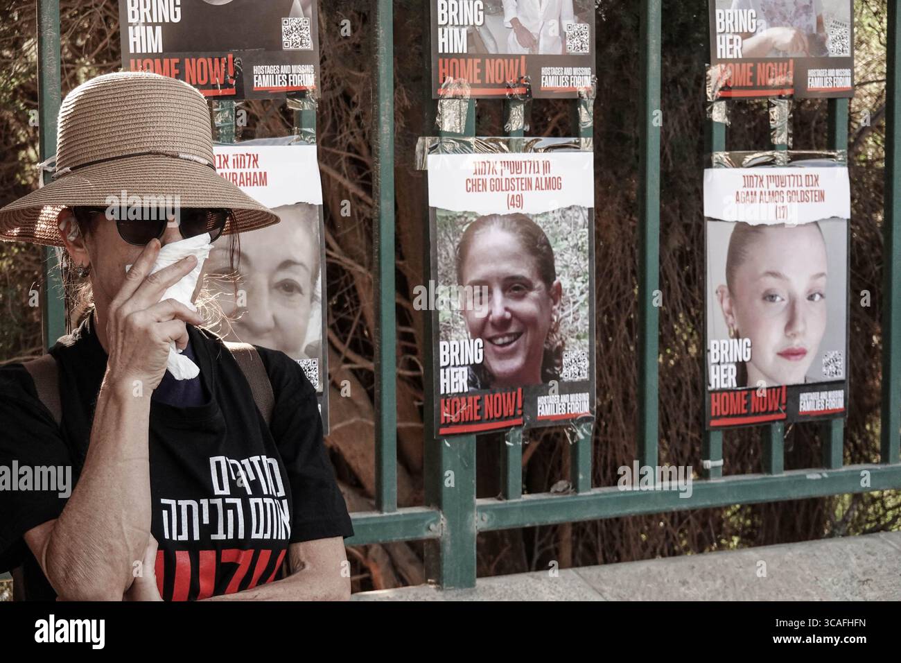 6 novembre 2023, Gerusalemme, Israele: Famiglie di ostaggi e sostenitori israeliani si radunano alla Knesset, il Parlamento israeliano, per il rilascio dei loro cari dalle mani di Hamas nella Striscia di Gaza. Israele è impegnato in una guerra contro Hamas dal 7 ottobre 2023, a seguito di un massiccio fuoco di razzi dalla Striscia di Gaza in Israele, infiltrazione di uomini armati nel territorio israeliano, massacro di 1.400 donne e bambini civili nelle loro case e ostaggio che ha preso in ostaggio più di 240 civili e soldati. (Immagine di credito: © Nir Alon/ZUMA Press Wire) Foto Stock