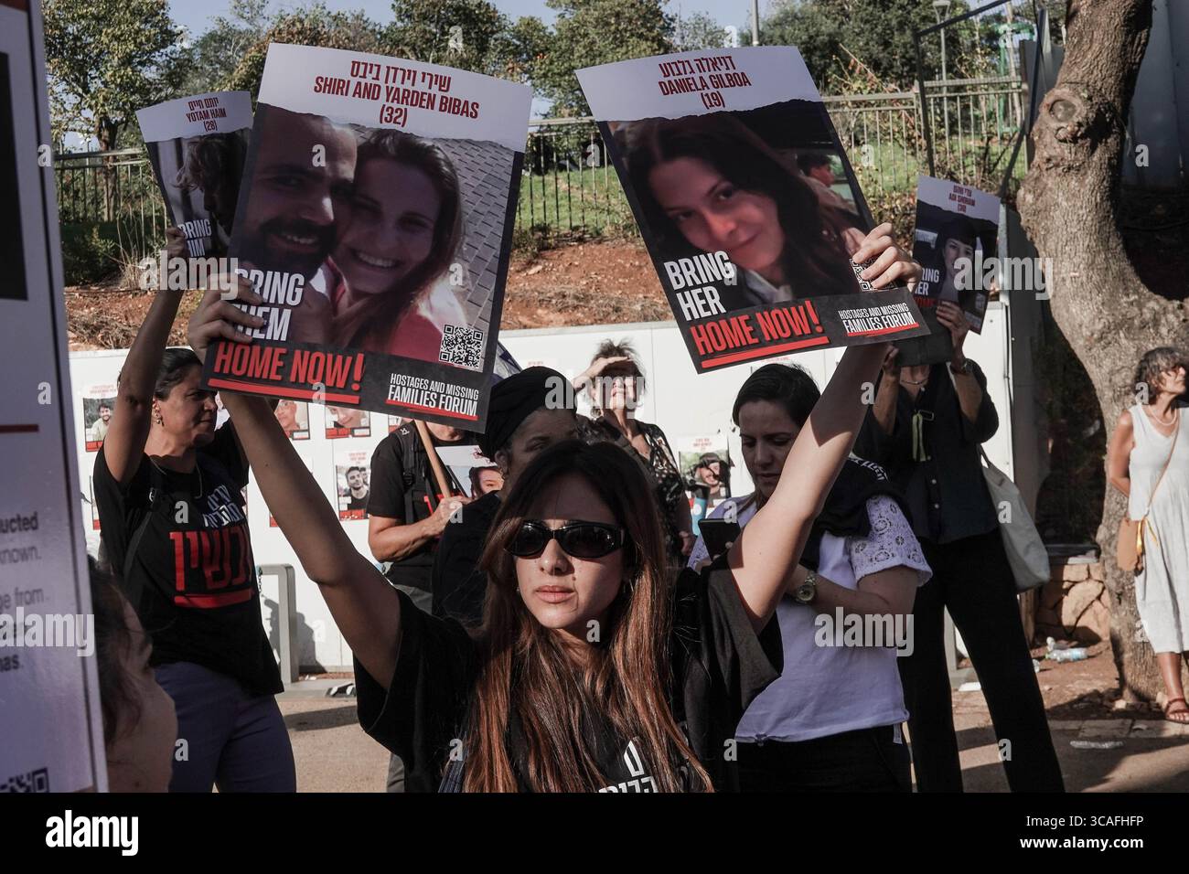 6 novembre 2023, Gerusalemme, Israele: Famiglie di ostaggi e sostenitori israeliani si radunano alla Knesset, il Parlamento israeliano, per il rilascio dei loro cari dalle mani di Hamas nella Striscia di Gaza. Israele è impegnato in una guerra contro Hamas dal 7 ottobre 2023, a seguito di un massiccio fuoco di razzi dalla Striscia di Gaza in Israele, infiltrazione di uomini armati nel territorio israeliano, massacro di 1.400 donne e bambini civili nelle loro case e ostaggio che ha preso in ostaggio più di 240 civili e soldati. (Immagine di credito: © Nir Alon/ZUMA Press Wire) Foto Stock