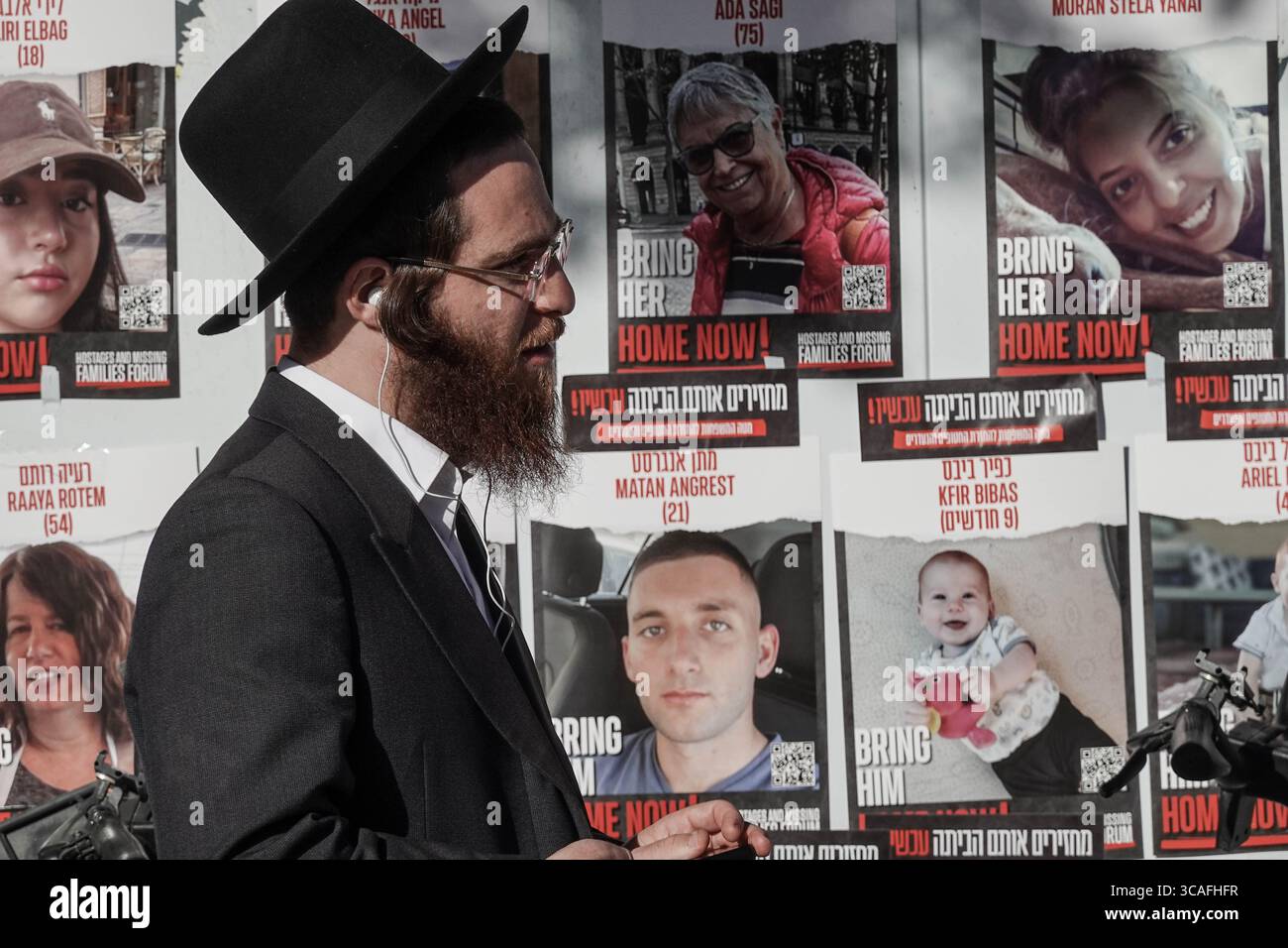 6 novembre 2023, Gerusalemme, Israele: Famiglie di ostaggi e sostenitori israeliani si radunano alla Knesset, il Parlamento israeliano, per il rilascio dei loro cari dalle mani di Hamas nella Striscia di Gaza. Israele è stato impegnato in una guerra contro Hamas a seguito di un massiccio fuoco di razzi dalla Striscia di Gaza in Israele, infiltrazione di uomini armati nel territorio israeliano, massacro di 1.400 donne e bambini civili nelle loro case e presa in ostaggio di oltre 240 civili e soldati. (Immagine di credito: © Nir Alon/ZUMA Press Wire) Foto Stock