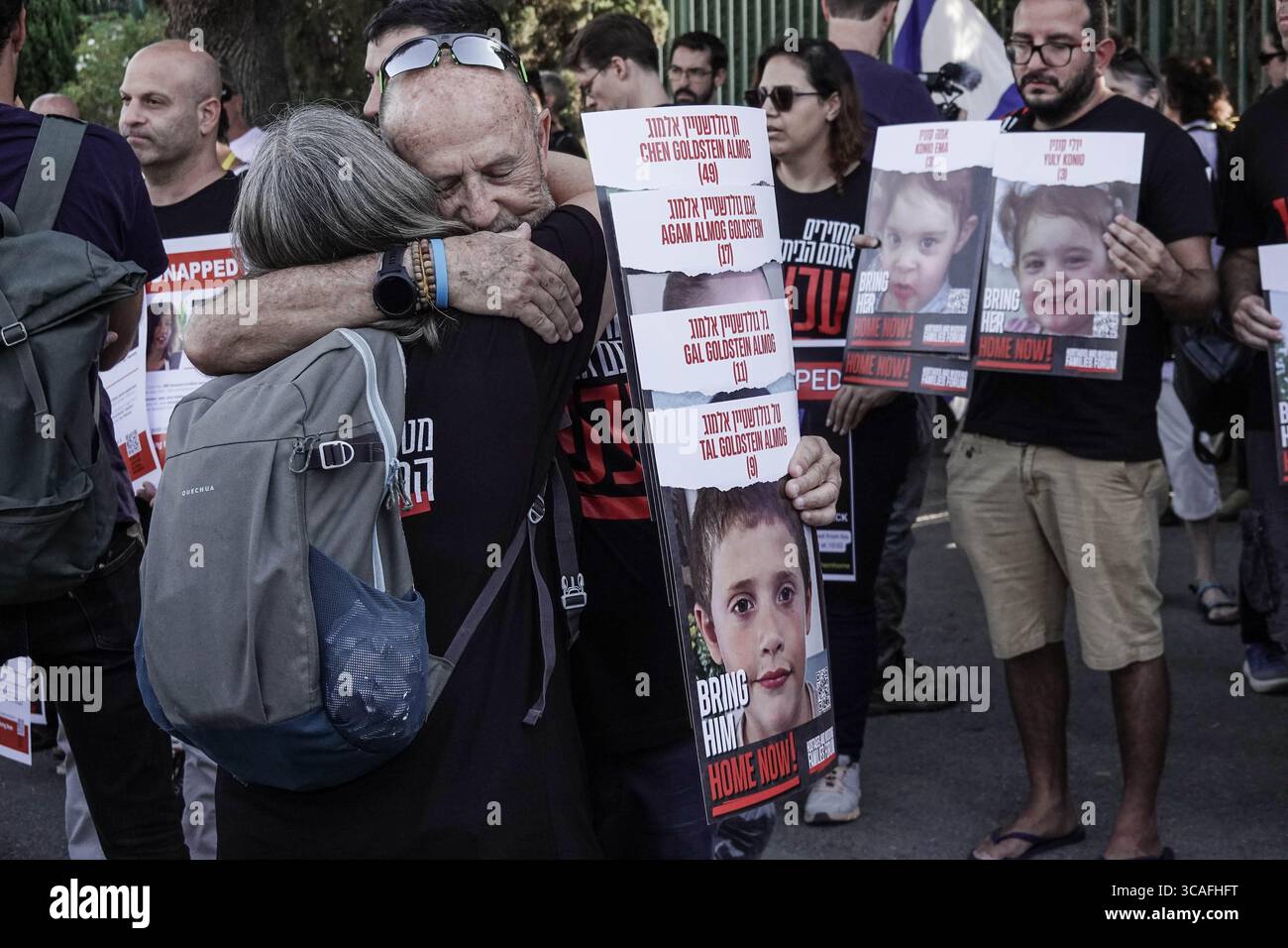 6 novembre 2023, Gerusalemme, Israele: Famiglie di ostaggi e sostenitori israeliani si radunano alla Knesset, il Parlamento israeliano, per il rilascio dei loro cari dalle mani di Hamas nella Striscia di Gaza. Israele è impegnato in una guerra contro Hamas dal 7 ottobre 2023, a seguito di un massiccio fuoco di razzi dalla Striscia di Gaza in Israele, infiltrazione di uomini armati nel territorio israeliano, massacro di 1.400 donne e bambini civili nelle loro case e ostaggio che ha preso in ostaggio più di 240 civili e soldati. (Immagine di credito: © Nir Alon/ZUMA Press Wire) Foto Stock