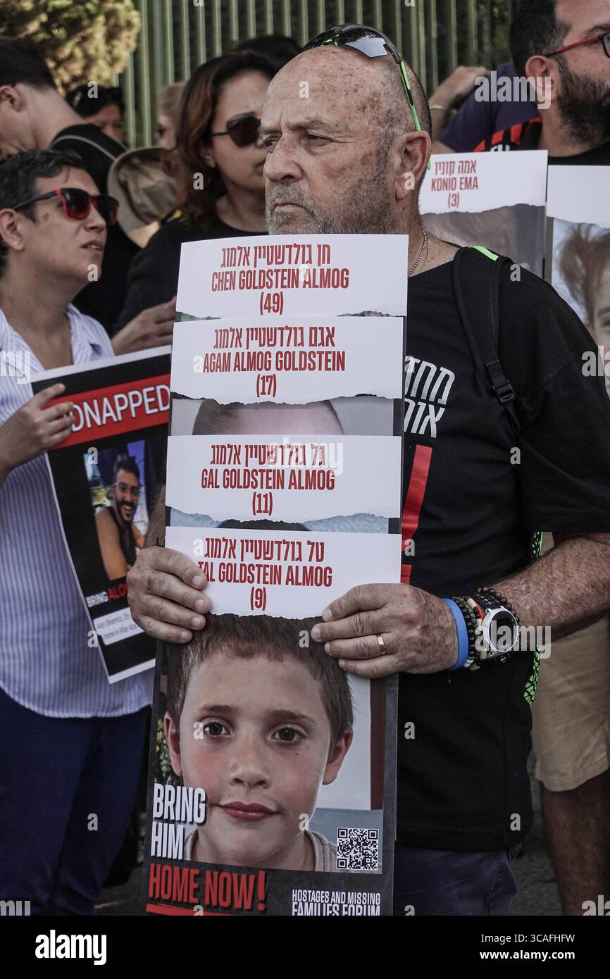 6 novembre 2023, Gerusalemme, Israele: Famiglie di ostaggi e sostenitori israeliani si radunano alla Knesset, il Parlamento israeliano, per il rilascio dei loro cari dalle mani di Hamas nella Striscia di Gaza. Israele è impegnato in una guerra contro Hamas dal 7 ottobre 2023, a seguito di un massiccio fuoco di razzi dalla Striscia di Gaza in Israele, infiltrazione di uomini armati nel territorio israeliano, massacro di 1.400 donne e bambini civili nelle loro case e ostaggio che ha preso in ostaggio più di 240 civili e soldati. (Immagine di credito: © Nir Alon/ZUMA Press Wire) Foto Stock