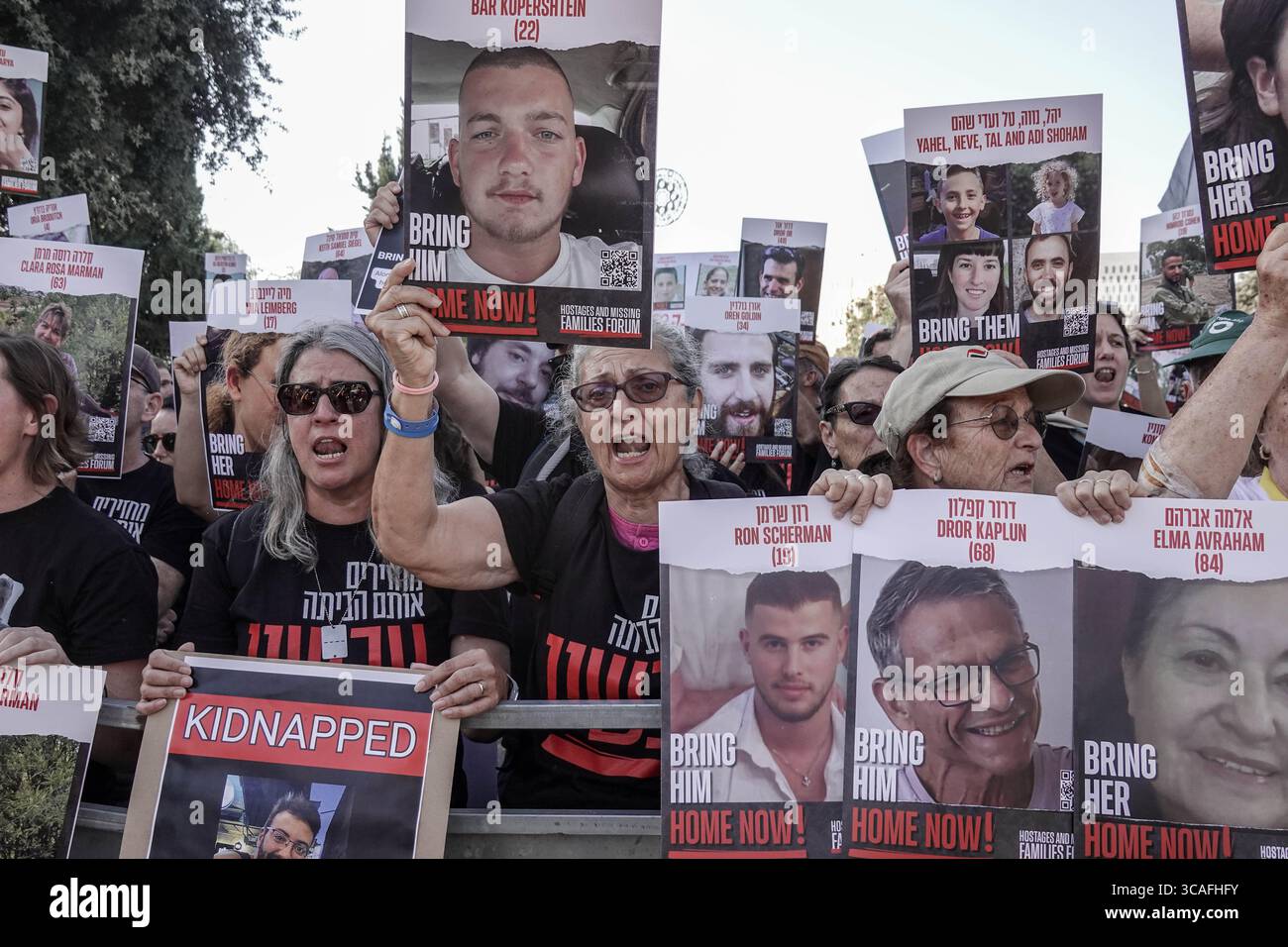 6 novembre 2023, Gerusalemme, Israele: Famiglie di ostaggi e sostenitori israeliani si radunano alla Knesset, il Parlamento israeliano, per il rilascio dei loro cari dalle mani di Hamas nella Striscia di Gaza. Israele è impegnato in una guerra contro Hamas dal 7 ottobre 2023, a seguito di un massiccio fuoco di razzi dalla Striscia di Gaza in Israele, infiltrazione di uomini armati nel territorio israeliano, massacro di 1.400 donne e bambini civili nelle loro case e ostaggio che ha preso in ostaggio più di 240 civili e soldati. (Immagine di credito: © Nir Alon/ZUMA Press Wire) Foto Stock