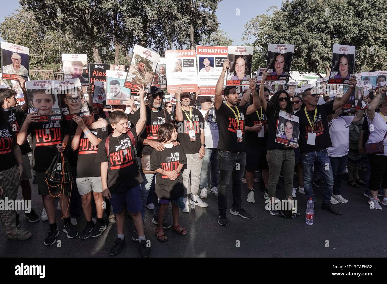 6 novembre 2023, Gerusalemme, Israele: Famiglie di ostaggi e sostenitori israeliani si radunano alla Knesset, il Parlamento israeliano, per il rilascio dei loro cari dalle mani di Hamas nella Striscia di Gaza. Israele è impegnato in una guerra contro Hamas dal 7 ottobre 2023, a seguito di un massiccio fuoco di razzi dalla Striscia di Gaza in Israele, infiltrazione di uomini armati nel territorio israeliano, massacro di 1.400 donne e bambini civili nelle loro case e ostaggio che ha preso in ostaggio più di 240 civili e soldati. (Immagine di credito: © Nir Alon/ZUMA Press Wire) Foto Stock