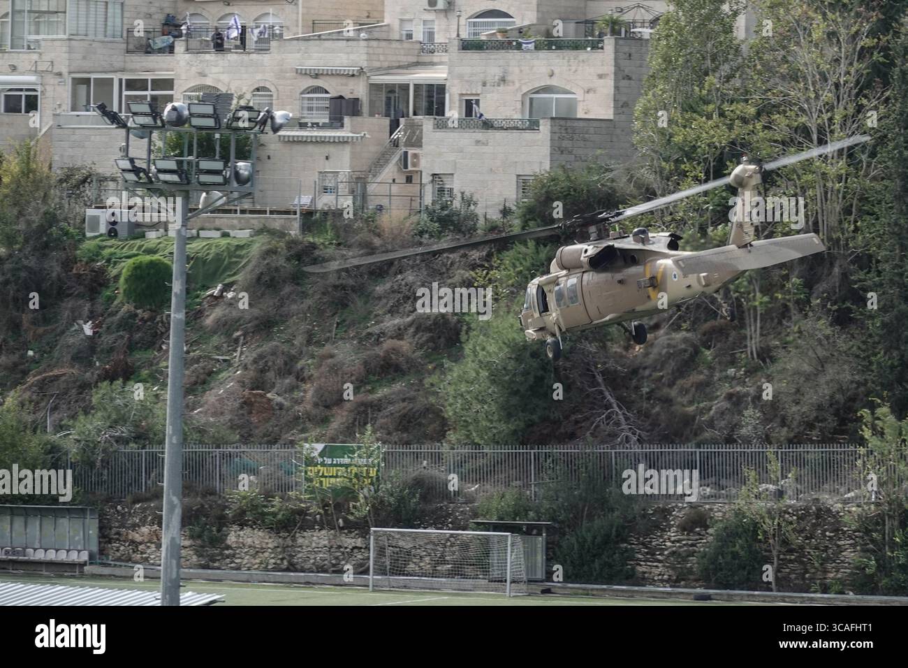 22 novembre 2023, Gerusalemme, Israele: I feriti IDF dal campo di battaglia vengono evacuati medicalmente allo Shaare Zedek Medical Center.in Gerusalemme dalla 669th Special Rescue Tactical Unit. Israele è stato impegnato in una guerra contro Hamas a seguito di un massiccio fuoco missilistico dalla Striscia di Gaza in Israele il 7 ottobre 2023, infiltrazione di uomini armati nel territorio israeliano, massacro di 1.400 donne e bambini civili nelle loro case e ostaggio di circa 240 civili, compresi bambini e soldati. (Immagine di credito: © Nir Alon/ZUMA Press Wire) Foto Stock