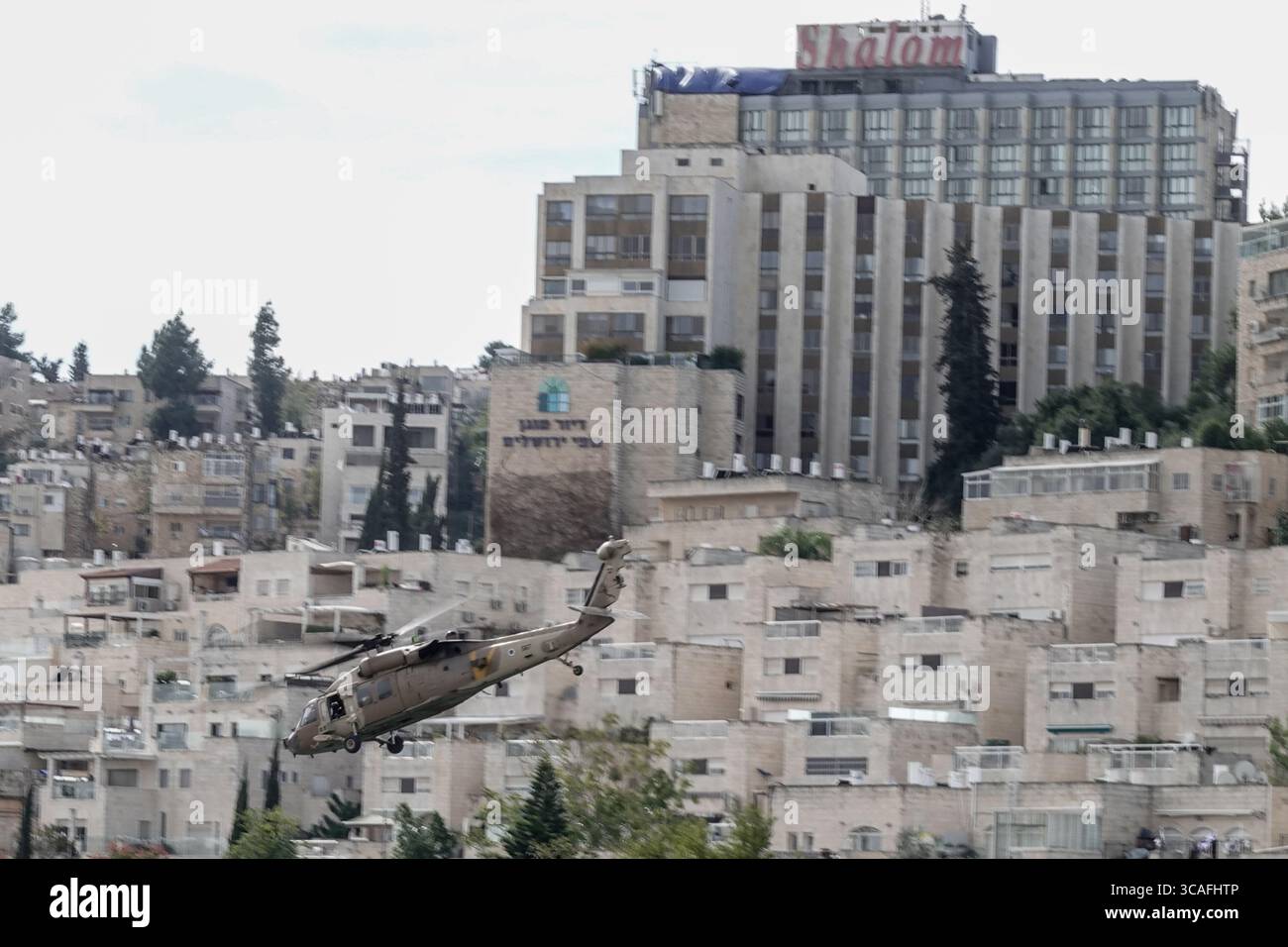 22 novembre 2023, Gerusalemme, Israele: I feriti IDF dal campo di battaglia vengono evacuati medicalmente allo Shaare Zedek Medical Center.in Gerusalemme dalla 669th Special Rescue Tactical Unit. Israele è stato impegnato in una guerra contro Hamas a seguito di un massiccio fuoco missilistico dalla Striscia di Gaza in Israele il 7 ottobre 2023, infiltrazione di uomini armati nel territorio israeliano, massacro di 1.400 donne e bambini civili nelle loro case e ostaggio di circa 240 civili, compresi bambini e soldati. (Immagine di credito: © Nir Alon/ZUMA Press Wire) Foto Stock