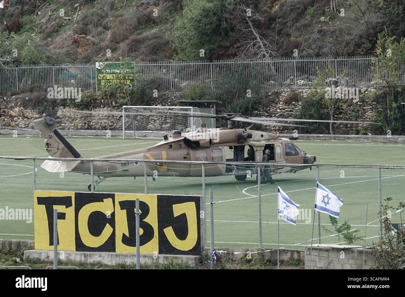 22 novembre 2023, Gerusalemme, Israele: I feriti IDF dal campo di battaglia vengono evacuati medicalmente allo Shaare Zedek Medical Center.in Gerusalemme dalla 669th Special Rescue Tactical Unit. Israele è stato impegnato in una guerra contro Hamas a seguito di un massiccio fuoco missilistico dalla Striscia di Gaza in Israele il 7 ottobre 2023, infiltrazione di uomini armati nel territorio israeliano, massacro di 1.400 donne e bambini civili nelle loro case e ostaggio di circa 240 civili, compresi bambini e soldati. (Immagine di credito: © Nir Alon/ZUMA Press Wire) Foto Stock