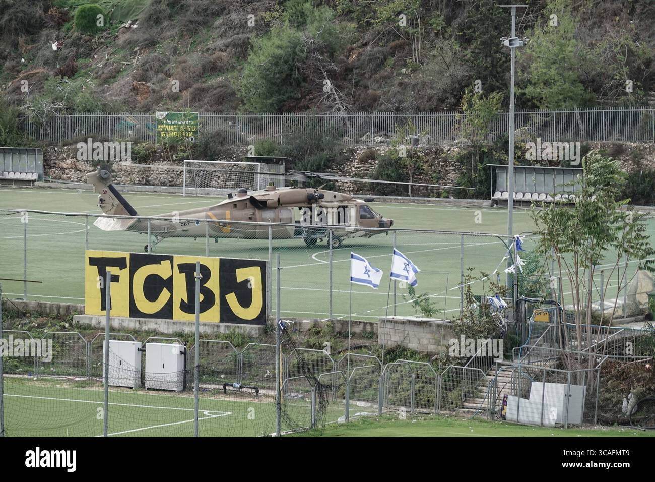 22 novembre 2023, Gerusalemme, Israele: I feriti IDF dal campo di battaglia vengono evacuati medicalmente allo Shaare Zedek Medical Center.in Gerusalemme dalla 669th Special Rescue Tactical Unit. Israele è stato impegnato in una guerra contro Hamas a seguito di un massiccio fuoco missilistico dalla Striscia di Gaza in Israele il 7 ottobre 2023, infiltrazione di uomini armati nel territorio israeliano, massacro di 1.400 donne e bambini civili nelle loro case e ostaggio di circa 240 civili, compresi bambini e soldati. (Immagine di credito: © Nir Alon/ZUMA Press Wire) Foto Stock