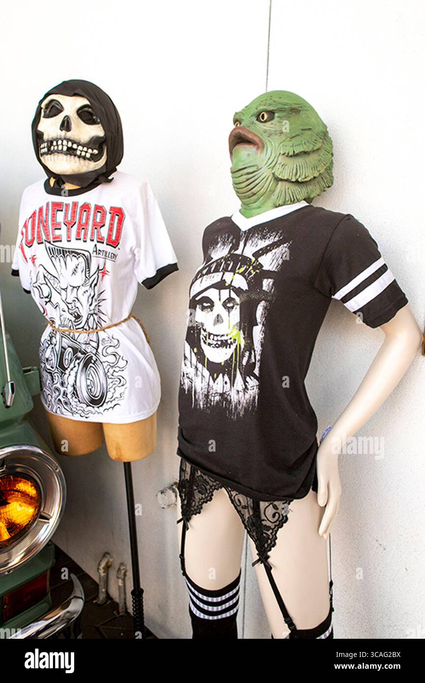 9 marzo 2019, Costa Mesa, California: Manichini con la testa di una morte e la creatura della Laguna Nera in una giarrettiera accolgono i visitatori a una fiera del tatuaggio a Costa Mesa, CA. (Credito immagine: © Spencer Grant/ZUMA Press Wire) Foto Stock