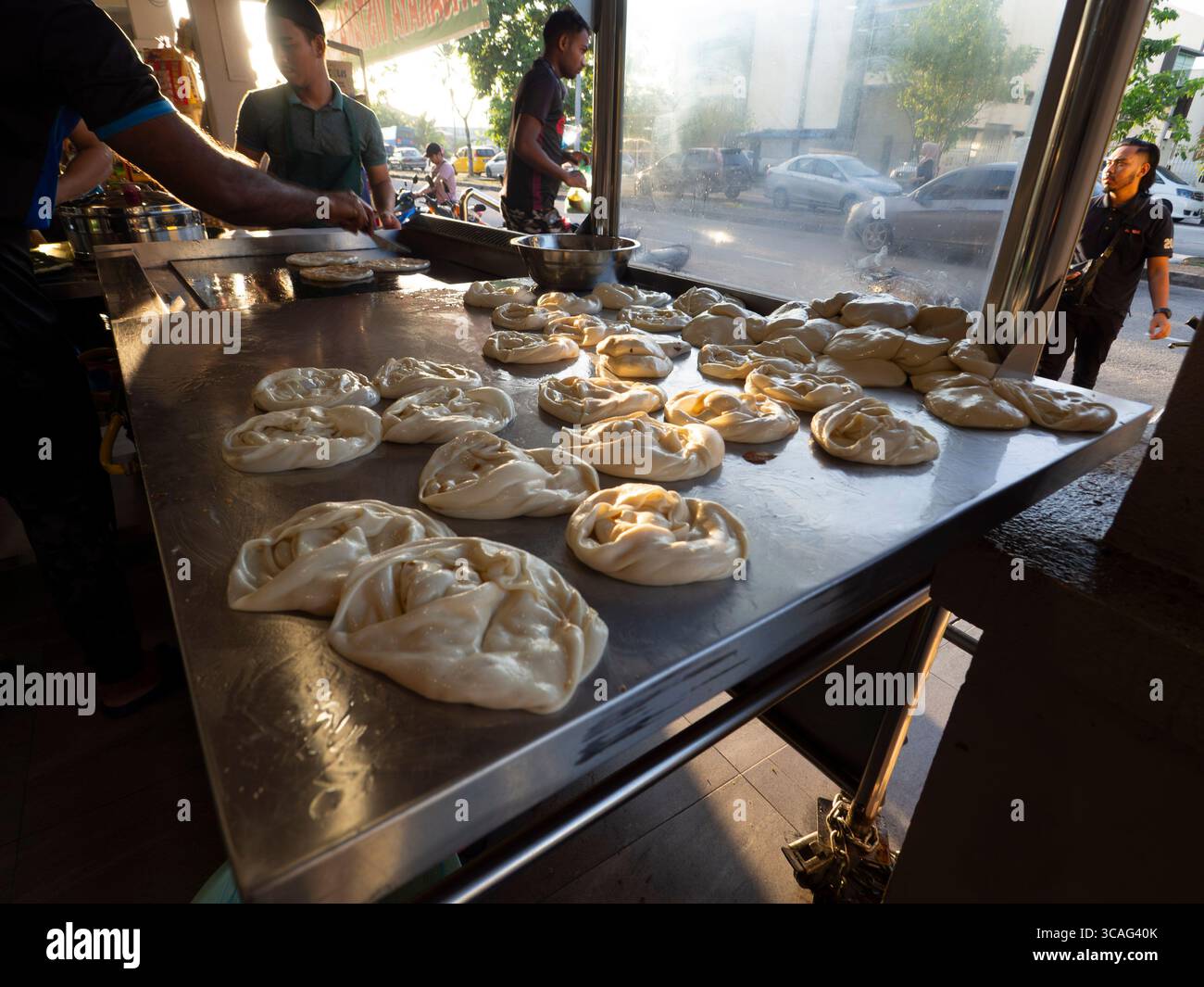 Impasto Roti canai sul tavolo - la colazione preferita malese. Foto Stock