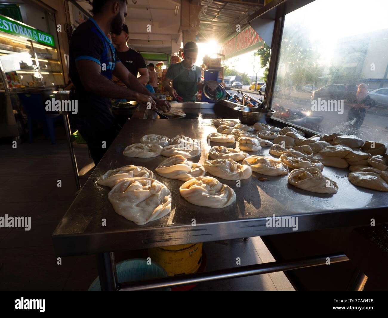 Impasto Roti canai sul tavolo - la colazione preferita malese. Foto Stock