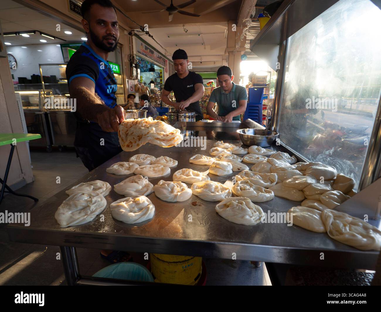 Impasto Roti canai sul tavolo - la colazione preferita malese. Foto Stock