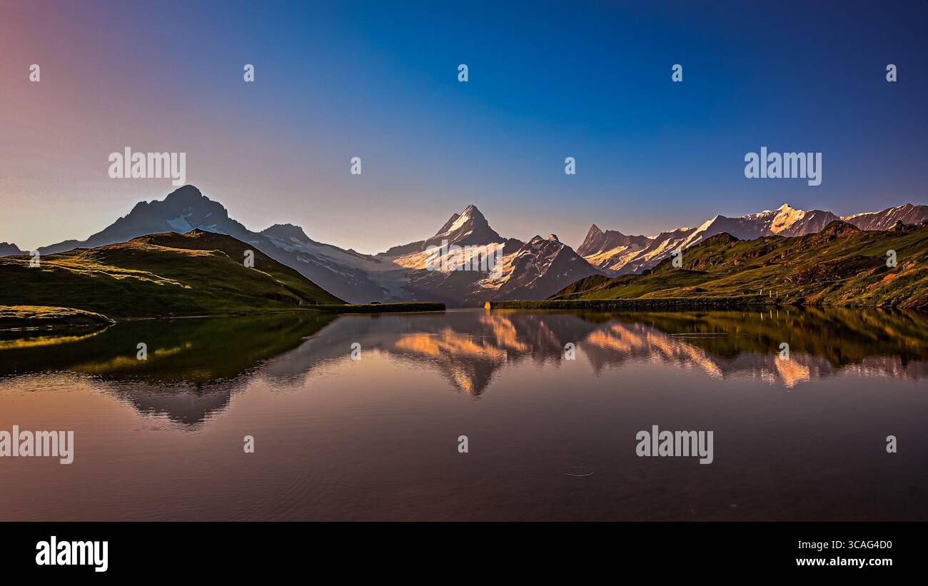 Una montagna di Schreckhorn che si riflette nel lago Bachalp Foto Stock