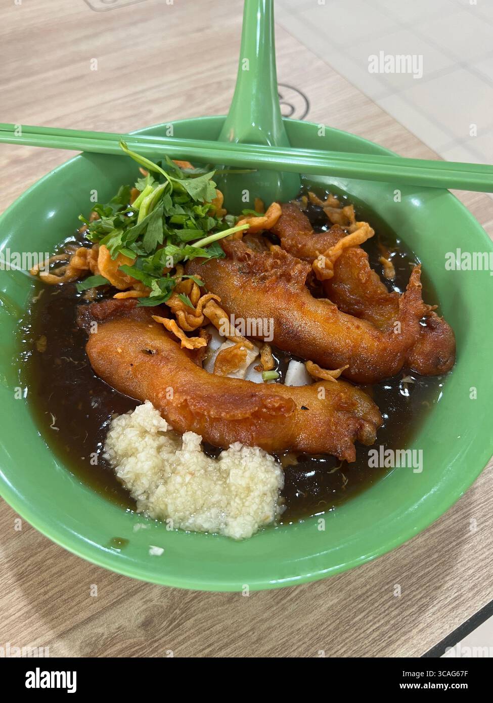 Cibo da hawker di Singapore - Lor Mee al mercato di Tiong Bahru Foto Stock