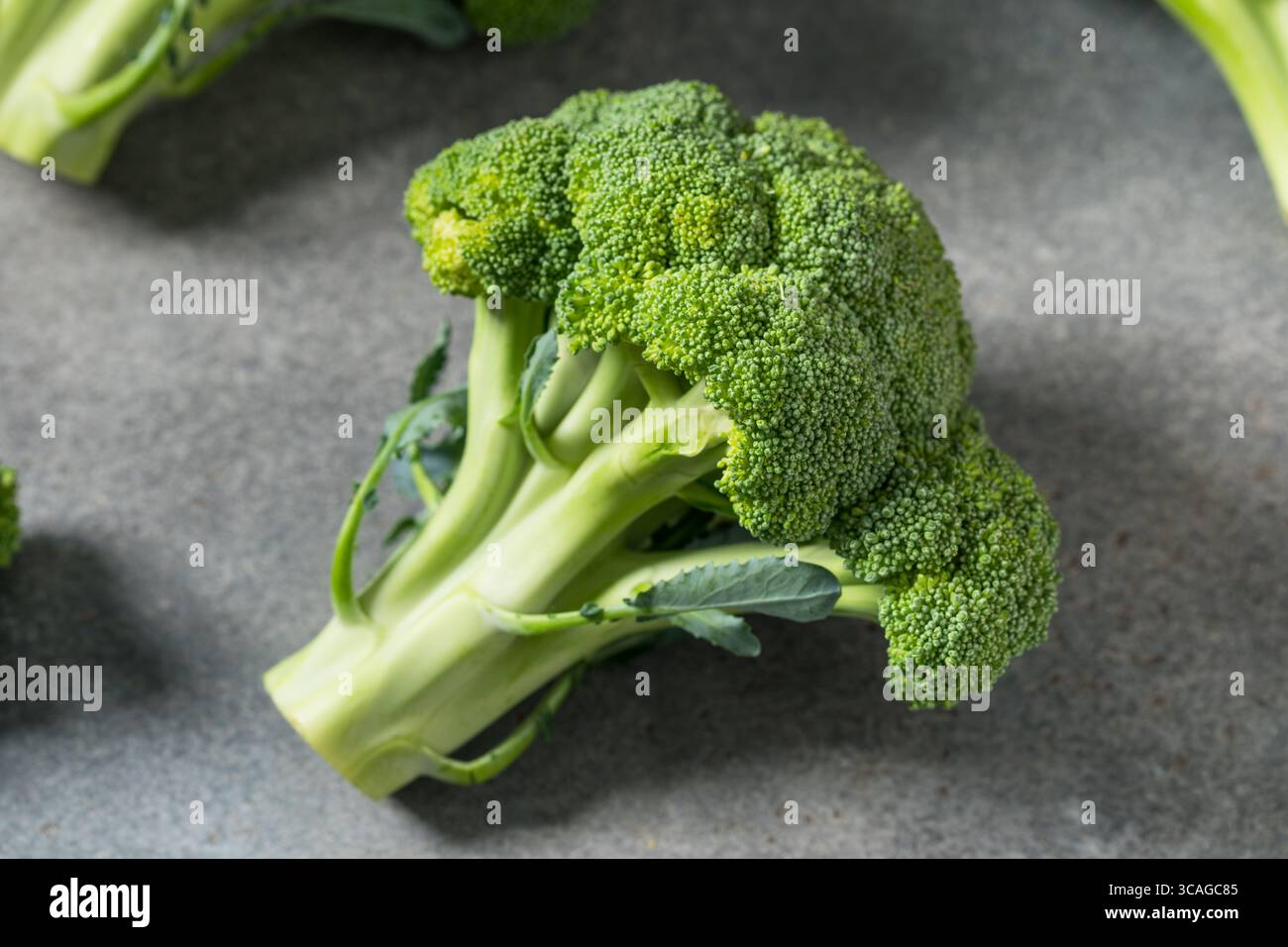 Testa di broccoli verdi organici crudi pronta per la cottura Foto Stock