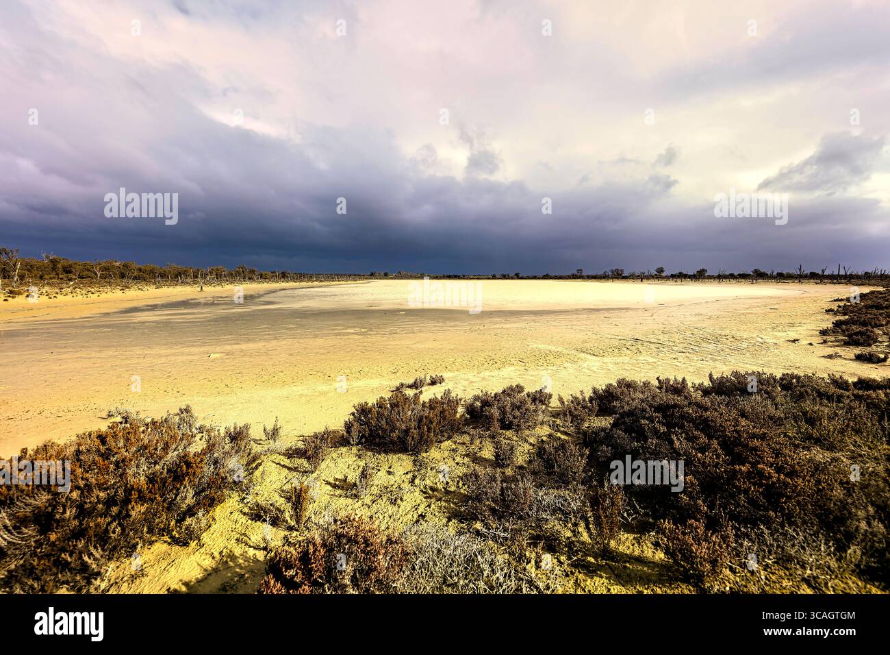 Si avvicina la tempesta, lago salato Ninan, Wongan Hills, Australia Occidentale Foto Stock