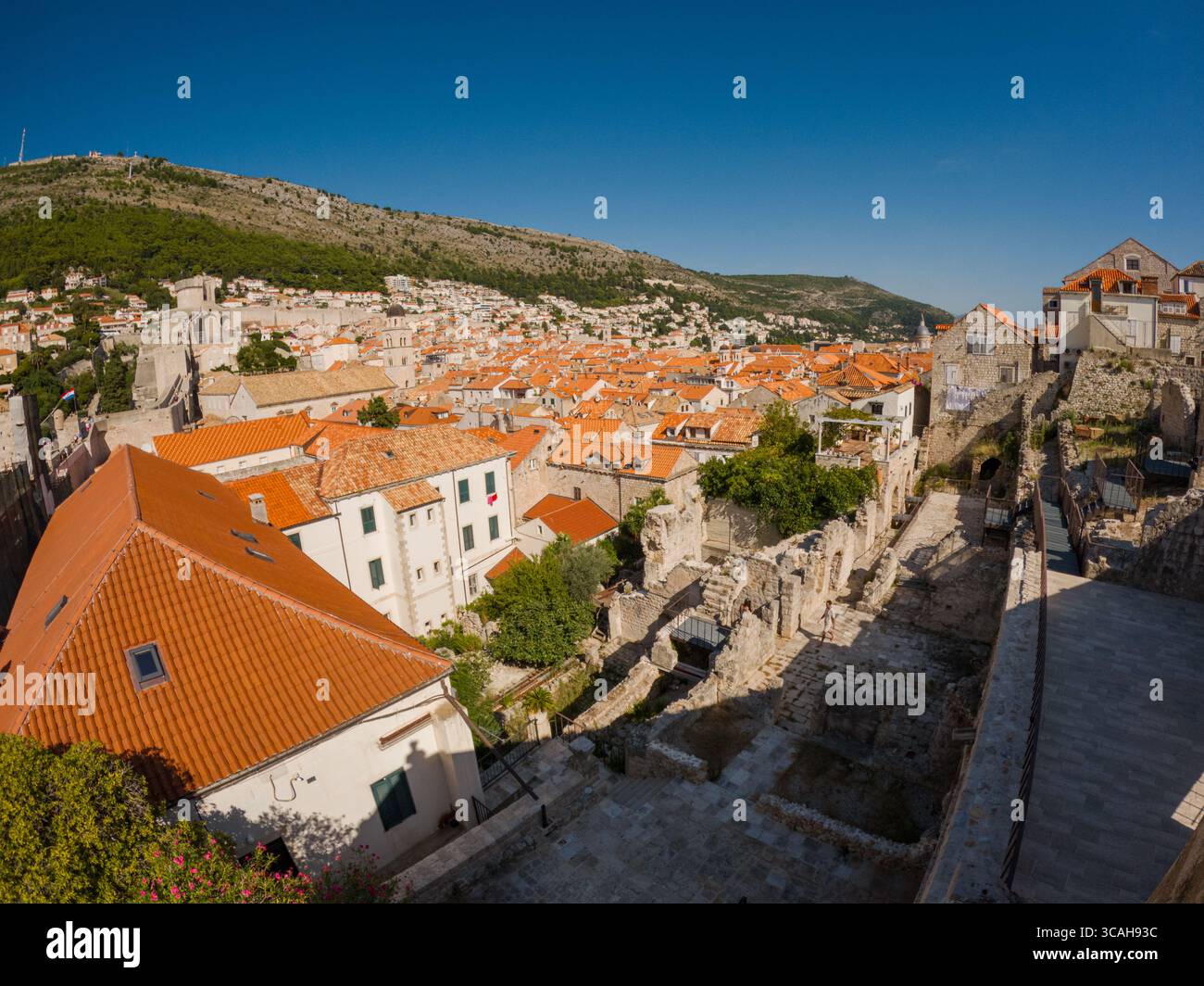 Dubrovnik, Croazia - 14 settembre 2023: Una vista panoramica dei caratteristici tetti di tegole rosse e delle mura storiche della città, che mostrano la bellezza e il patrimonio culturale di Foto Stock