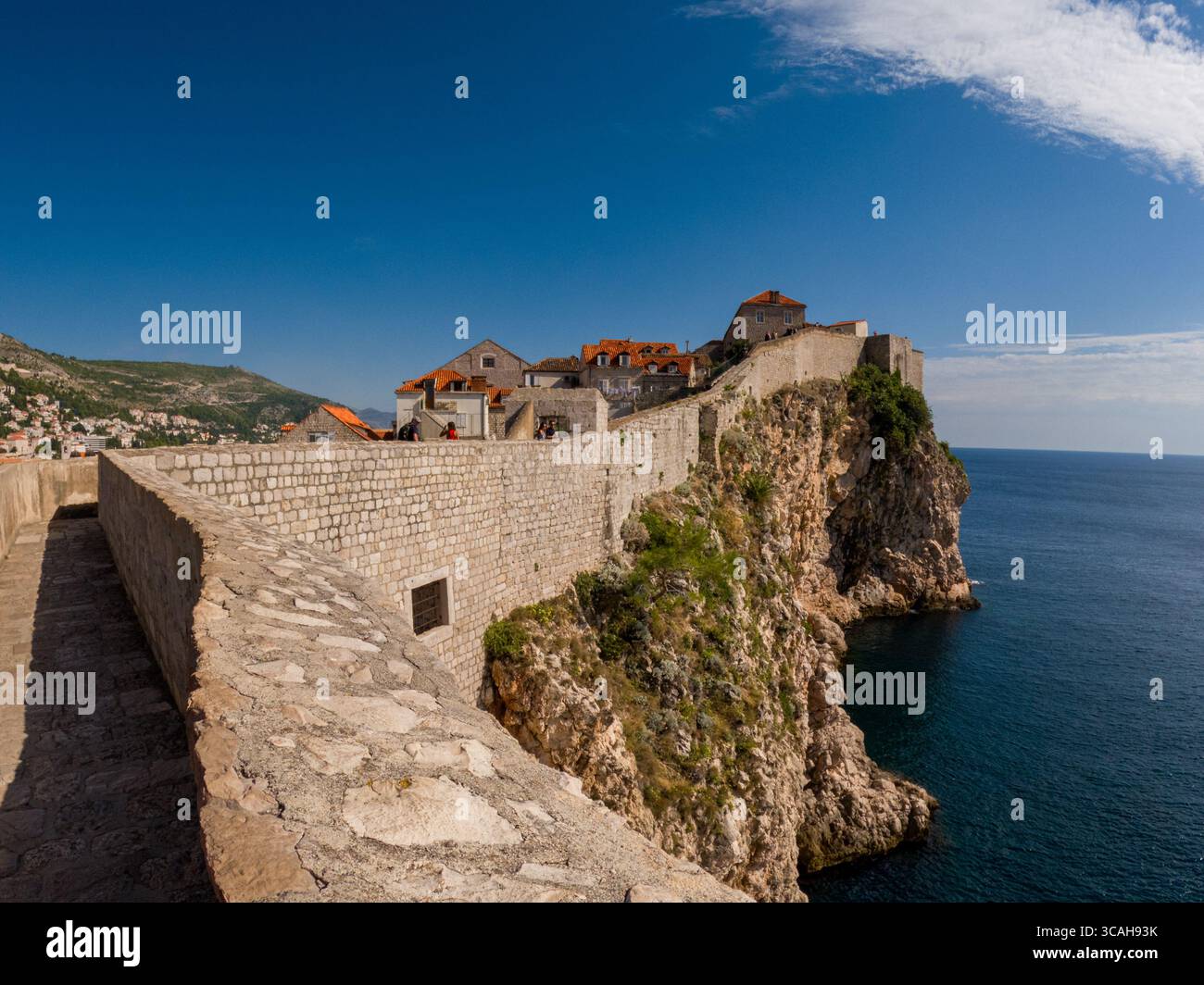 Dubrovnik, Croazia - 14 settembre 2023: I turisti esplorano le storiche mura della città, un'attrazione principale che offre vedute mozzafiato del Mare Adriatico e. Foto Stock