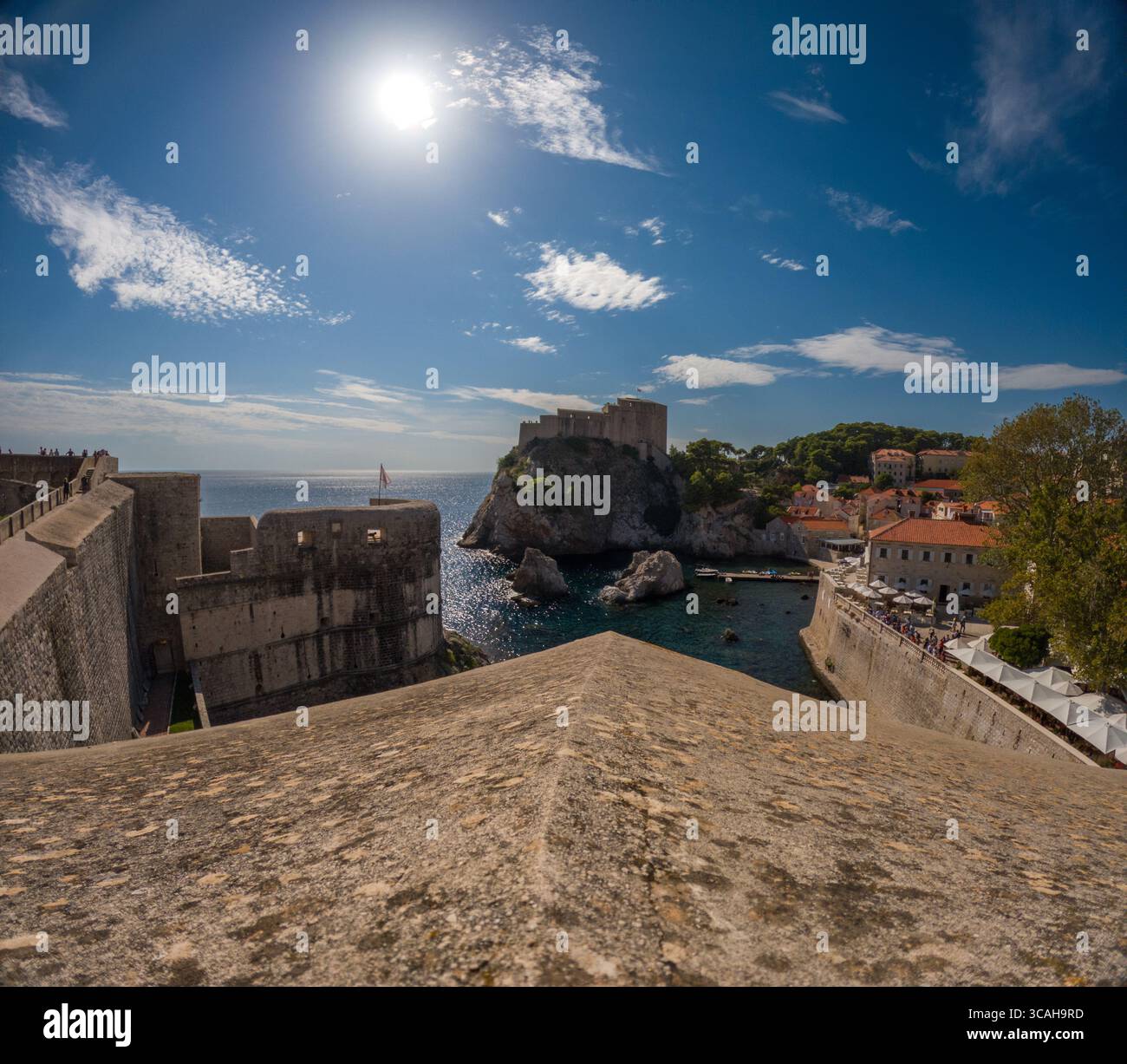 Dubrovnik, Croazia - 14 settembre 2023: Vista dalle mura della città sul mare Adriatico e sulla Fortezza di Bokar. I turisti si stanno godendo il si Foto Stock