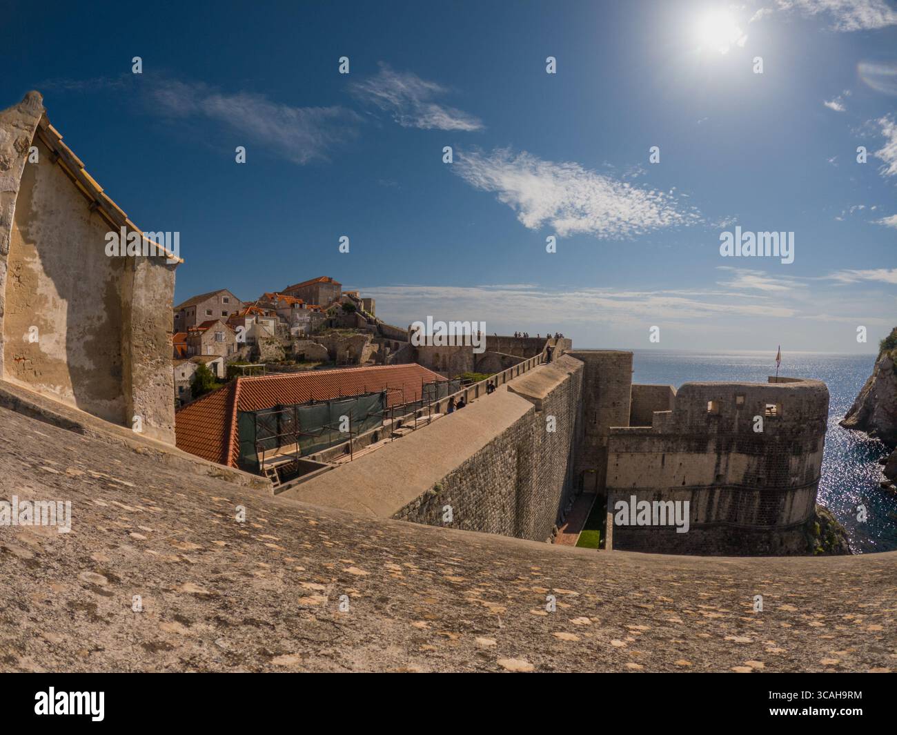 Dubrovnik, Croazia - 14 settembre 2023: I turisti esplorano le storiche mura della città, un'attività popolare che offre vedute panoramiche della città e di Adriat Foto Stock