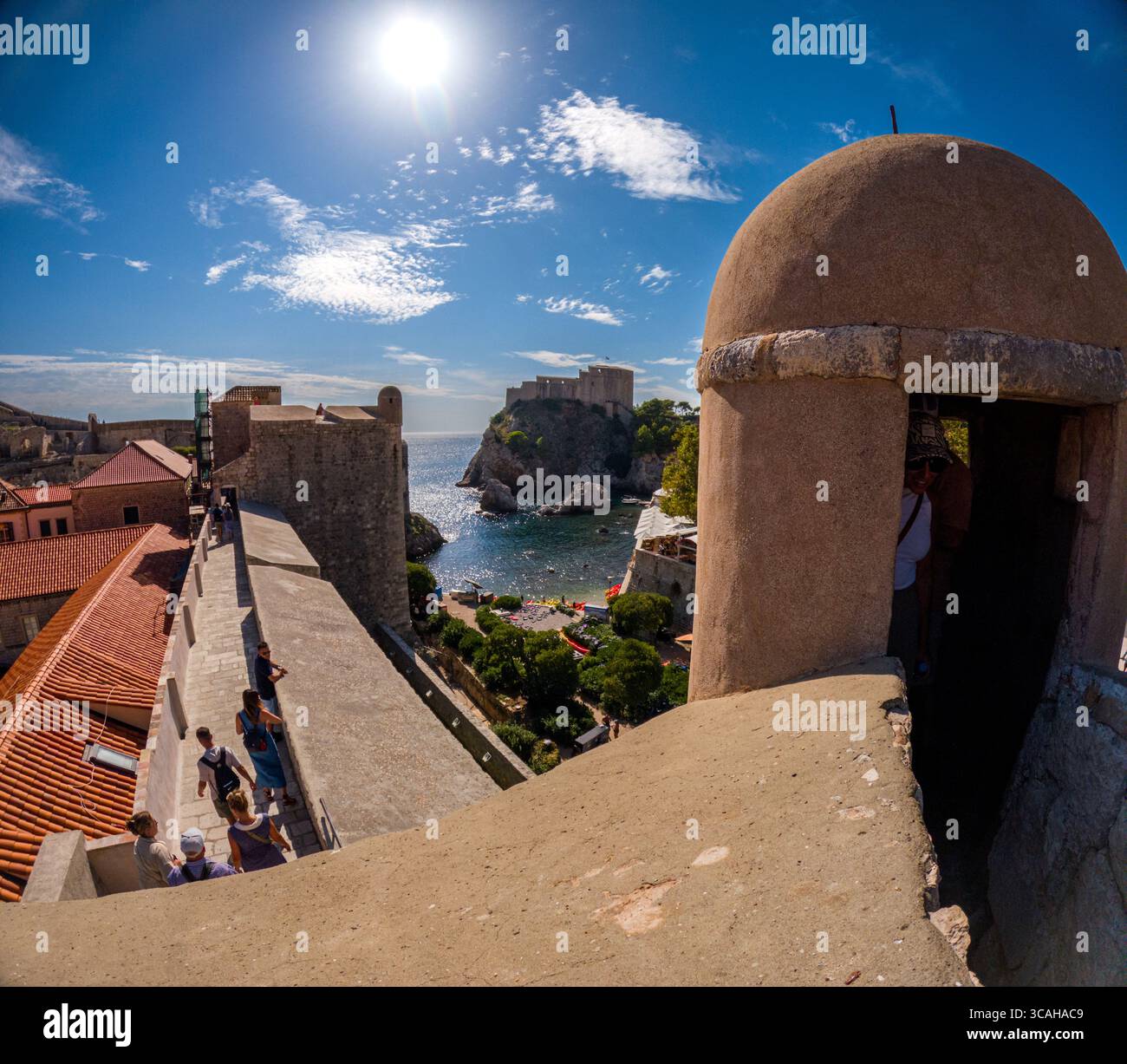 Dubrovnik, Croazia - 14 settembre 2023: I turisti esplorano le storiche mura della città, godendo della vista sul Mare Adriatico e sulla Fortezza di Lovrijenac. Foto Stock
