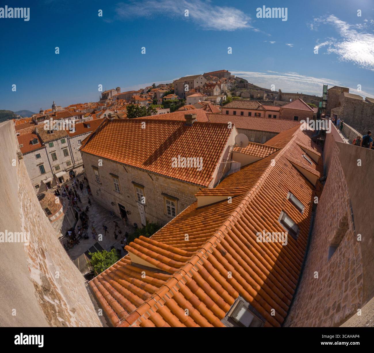 Dubrovnik, Croazia - 14 settembre 2023: Una vista ad alto angolo mostra i turisti che camminano lungo le mura della città, esplorando l'architettura storica. Foto Stock
