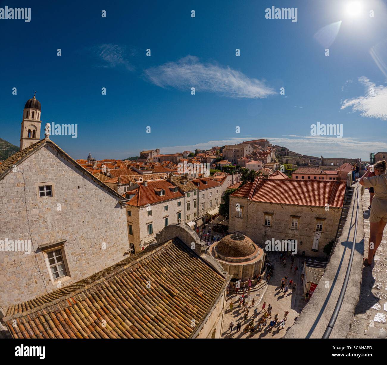 Dubrovnik, Croazia - 14 settembre 2023: I turisti esplorano le storiche mura della città, catturando vedute panoramiche della città vecchia. Foto Stock