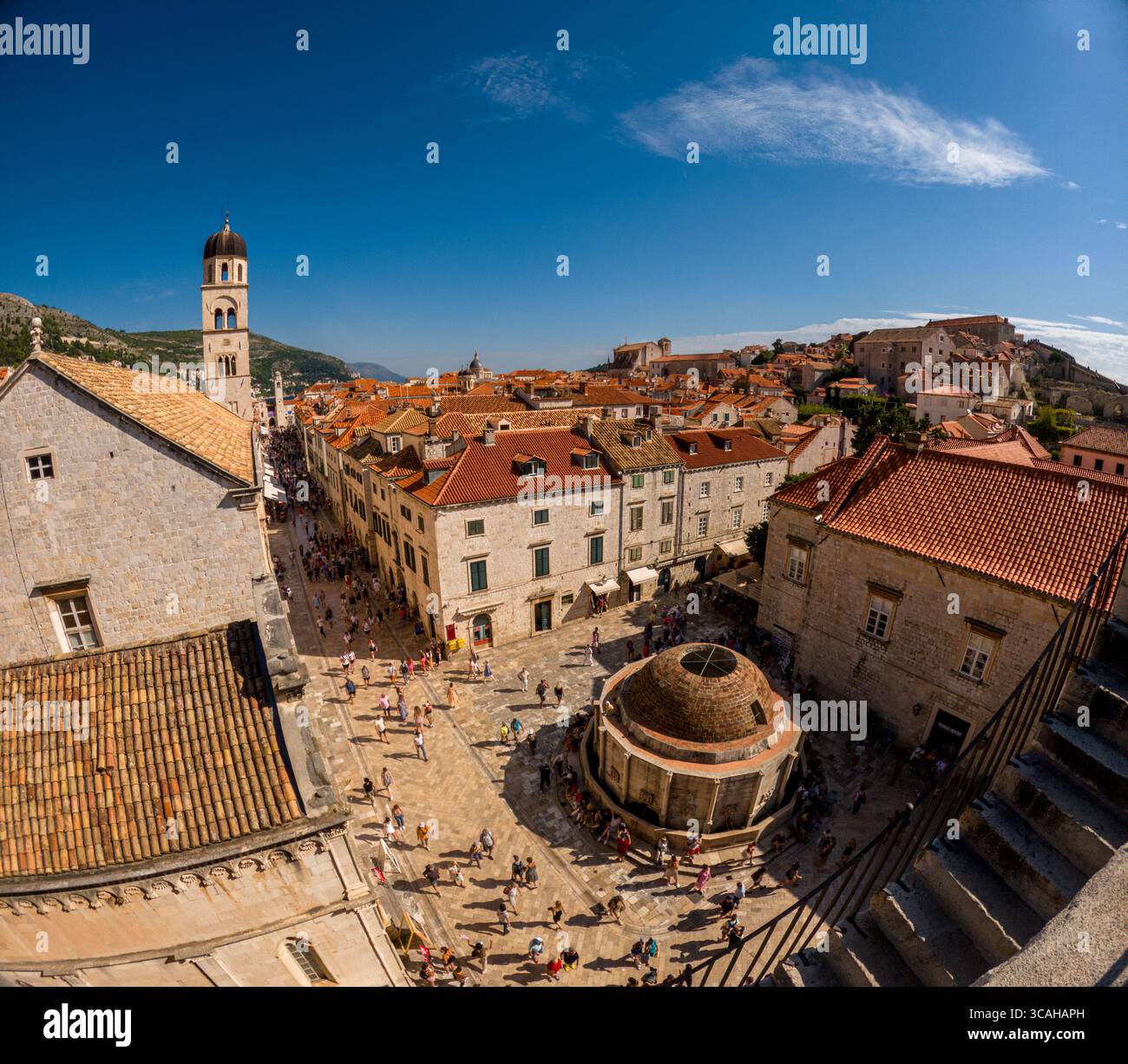 Dubrovnik, Croazia - 14 settembre 2023: I turisti esplorano la storica città Vecchia, camminando lungo lo Stradun. Foto Stock
