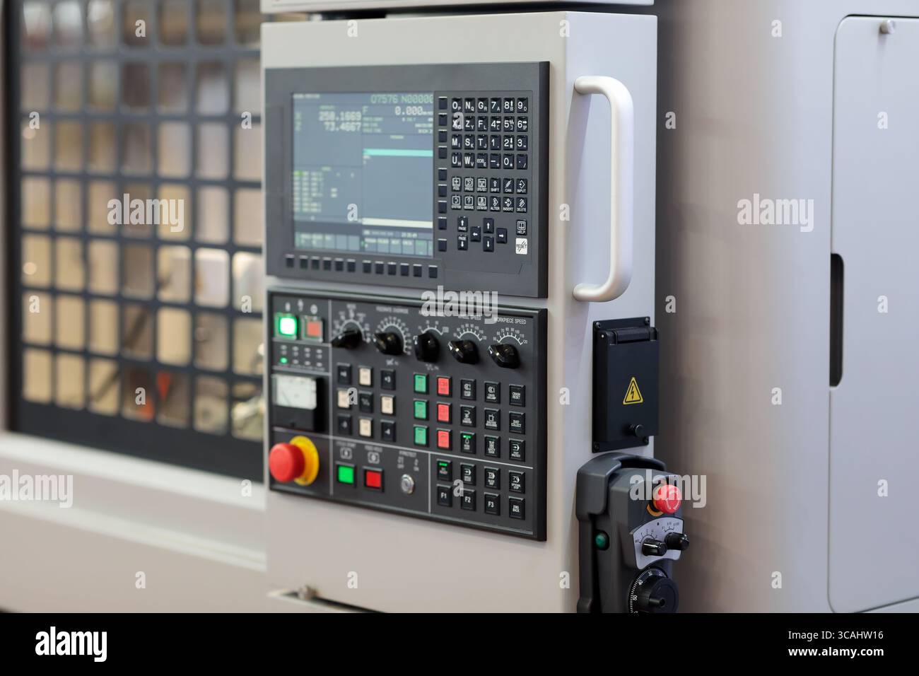 Pannello di controllo CNC e telecomando portatile. Primo piano del centro di lavoro CNC. . Messa a fuoco selettiva. Foto Stock