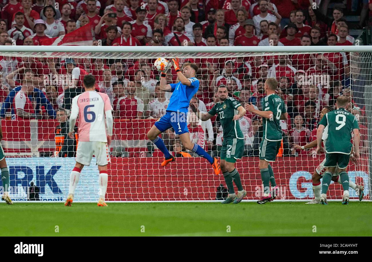 16 giugno 2023: Bailey Peacock-Farrell (Irlanda del Nord) controlla la palla durante una partita di qualificazione al Campionato europeo UEFA 2023/2024 del gruppo H, Danimarca contro Irlanda del Nord, a Parken, Copenaghen, Danimarca. Kim Price/CSM (immagine di credito: © Kim Price/CSM tramite ZUMA Press Wire) Foto Stock