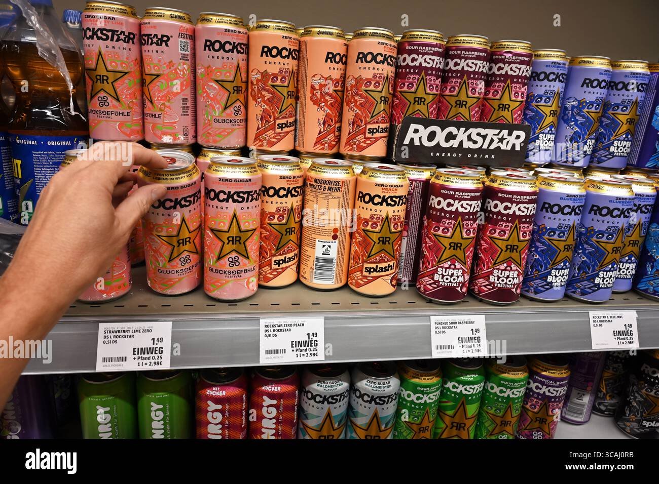 Rockstar Energy drink in un negozio Foto Stock
