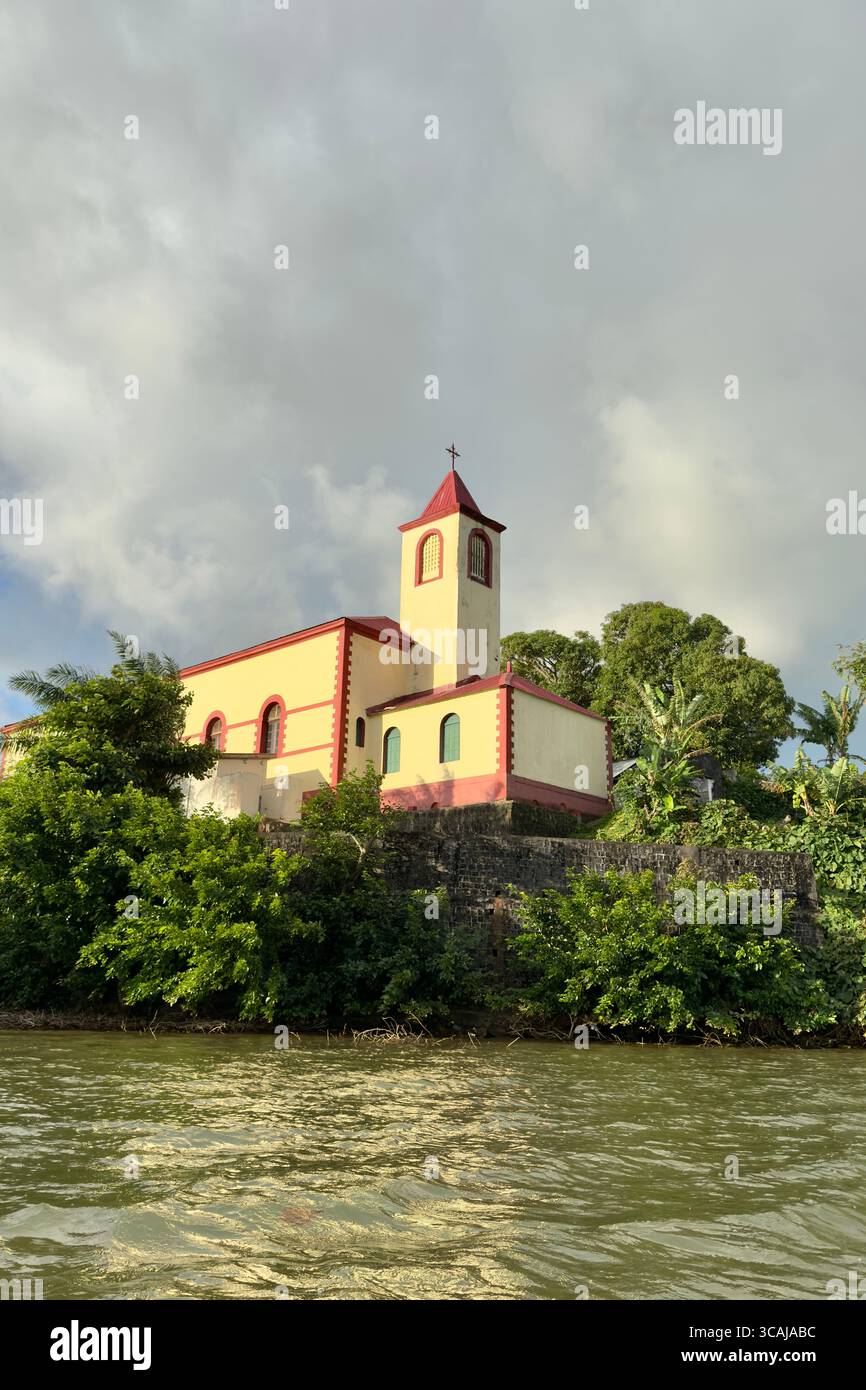 Una piccola chiesa costiera sull'isola di Sainte-Marie, Madagascar, che si affaccia sull'Oceano Indiano, mescolando il patrimonio locale e il paesaggio marino tropicale. Foto Stock