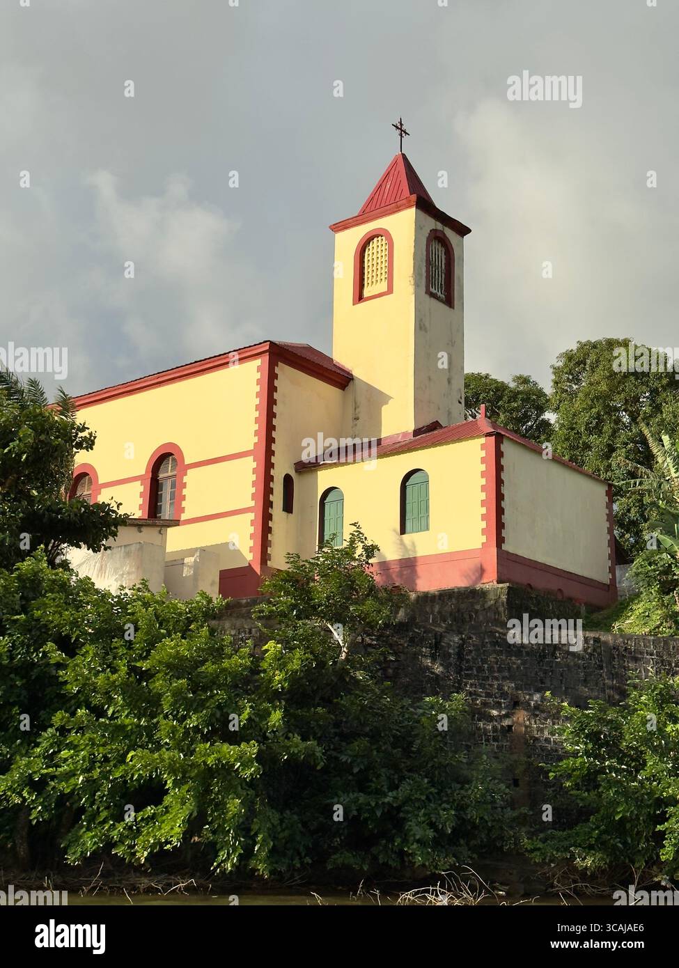 Una piccola chiesa costiera sull'isola di Sainte-Marie, Madagascar, che si affaccia sull'Oceano Indiano, mescolando il patrimonio locale e il paesaggio marino tropicale. Foto Stock