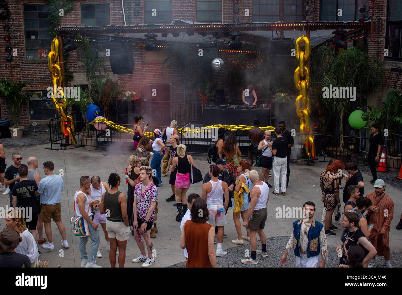 9 settembre 2023, New York, NY, USA: Esibizione annuale di drag fashion e festa in costume di espressione di genere al Knockdown Center su Flushing Ave. A Maspeth, Queens, New York. 9 settembre 2023. (Immagine di credito: © John Marshall Mantel/ZUMA Press Wire) Foto Stock