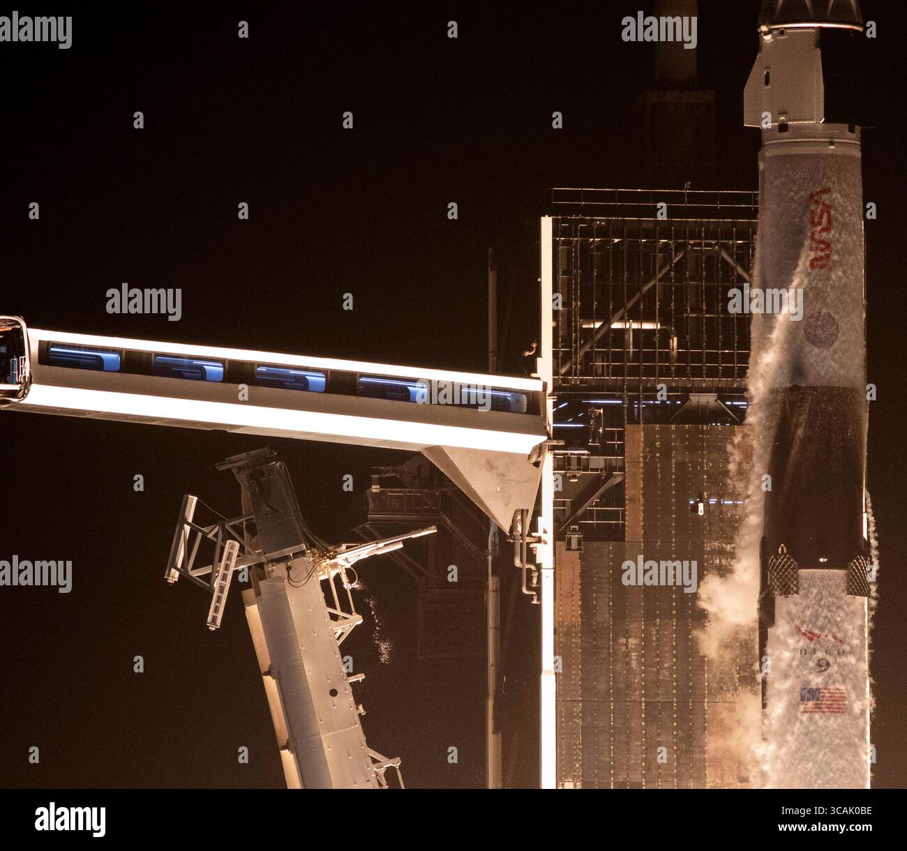 26 agosto 2023, Cape Canaveral, Florida, Stati Uniti: Il razzo SpaceX Falcon 9 che trasporta la capsula Crew Dragon esplode dal Launch Complex 39A al Kennedy Space Center. Membri dell'equipaggio 7: L'astronauta della NASA Jasmin Moghbeli, l'astronauta dell'ESA Andreas Mogensen, l'astronauta JAXA Satoshi Furukawa e il cosmonauta Roscosmos Konstantin Borisov partirono per una rotazione sulla stazione spaziale Internazionale. (Immagine di credito: © Joel Kowsky/NASA via ZUMA Press Wire) Foto Stock