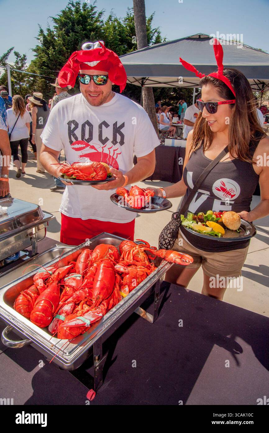 6 agosto 2017, Newport Beach, California: Opportunamente indossati con artigli di aragosta e maglietta, due commensali sono serviti a una cena all'aperto "Lobsterfest" a Newport Beach, CA. (Credit Image: © Spencer Grant/ZUMA Press Wire) Foto Stock