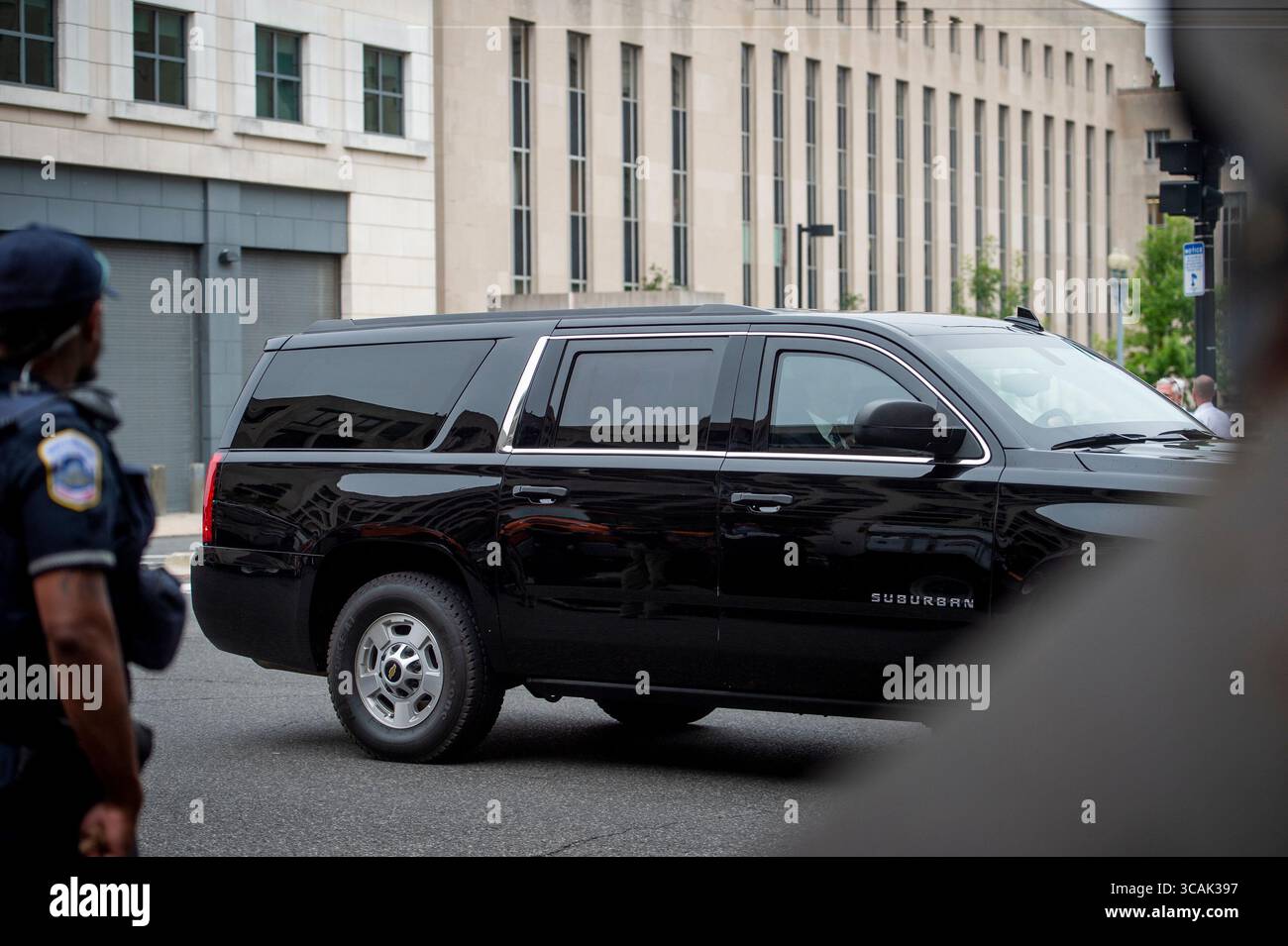 3 agosto 2023, Washington, District of Columbia, USA: Il corteo dell'ex presidente degli Stati Uniti Donald J. Trump lascia l'E. Barrett Prettyman United States Courthouse dopo la sua sentenza a Washington, DC, giovedì 3 agosto 2023. L'ex presidente Donald J. Trump è previsto per un'accusa a seguito dell'accusa di quattro capi d'accusa per i suoi presunti sforzi volti a rovesciare i risultati delle elezioni del 2020 (immagine di credito: © Rod Lamkey/CNP via ZUMA Press Wire) Foto Stock