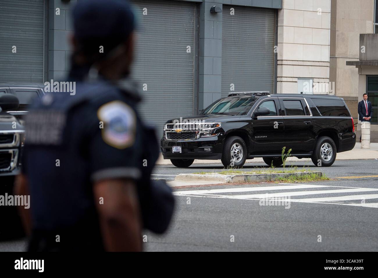 3 agosto 2023, Washington, District of Columbia, USA: Il corteo dell'ex presidente degli Stati Uniti Donald J. Trump lascia l'E. Barrett Prettyman United States Courthouse dopo la sua sentenza a Washington, DC, giovedì 3 agosto 2023. L'ex presidente Donald J. Trump è previsto per un'accusa a seguito dell'accusa di quattro capi d'accusa per i suoi presunti sforzi volti a rovesciare i risultati delle elezioni del 2020 (immagine di credito: © Rod Lamkey/CNP via ZUMA Press Wire) Foto Stock