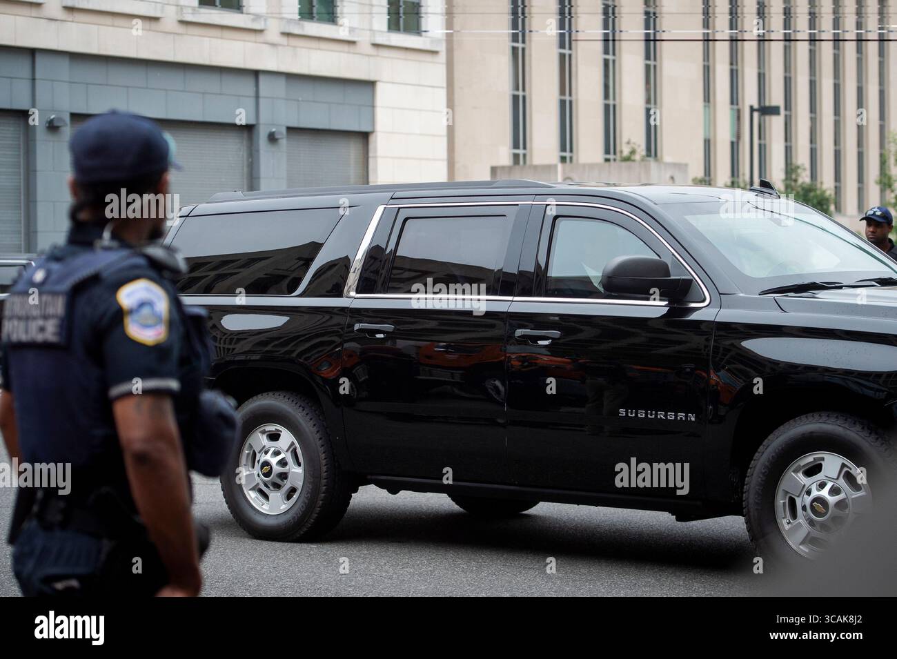 3 agosto 2023, Washington, District of Columbia, USA: Il corteo dell'ex presidente degli Stati Uniti Donald J. Trump lascia l'E. Barrett Prettyman United States Courthouse dopo la sua sentenza a Washington, DC, giovedì 3 agosto 2023. L'ex presidente Donald J. Trump è previsto per un'accusa a seguito dell'accusa di quattro capi d'accusa per i suoi presunti sforzi volti a rovesciare i risultati delle elezioni del 2020 (immagine di credito: © Rod Lamkey/CNP via ZUMA Press Wire) Foto Stock