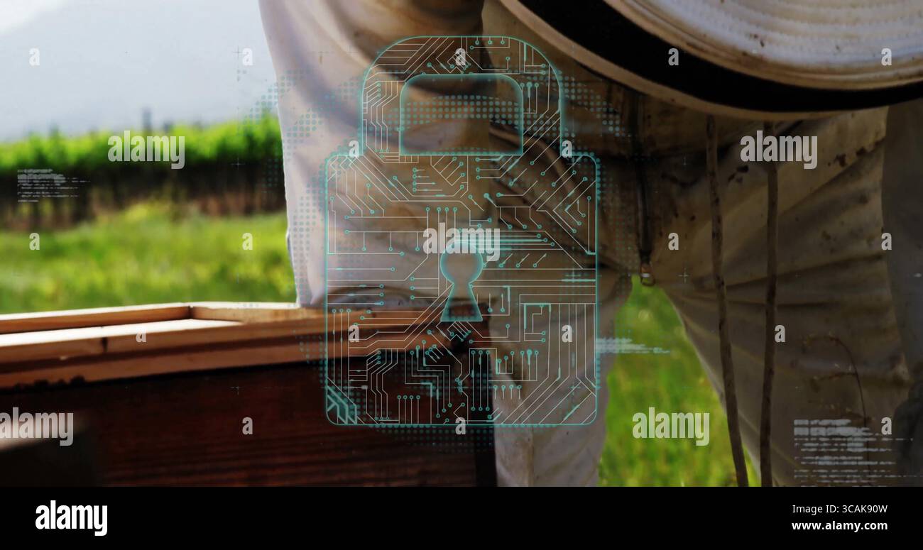 Apicoltore in tuta e velo appoggiato sulla scatola dell'alveare nell'apiario con grafica con lucchetto e spazio copia Foto Stock