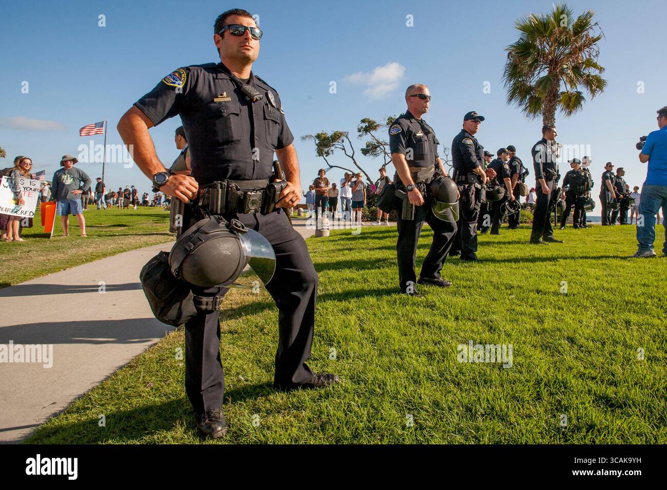 20 agosto 2017, Laguna Beach, California: Trasportando elmetti e maschere antigas, la polizia determinata prende le proprie posizioni per tenere separati i manifestanti e i contro-manifestanti in un incontro politico a Laguna Beach, CA. (Credit Image: © Spencer Grant/ZUMA Press Wire) Foto Stock